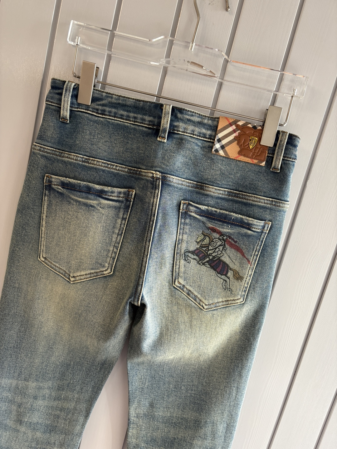 专柜🆕2025秋冬设计推荐 热卖牛仔裤🆕柔软亲肤面料 奢华头层牛皮腰牌 经典蓝洗水 专柜限量款 奢华感订