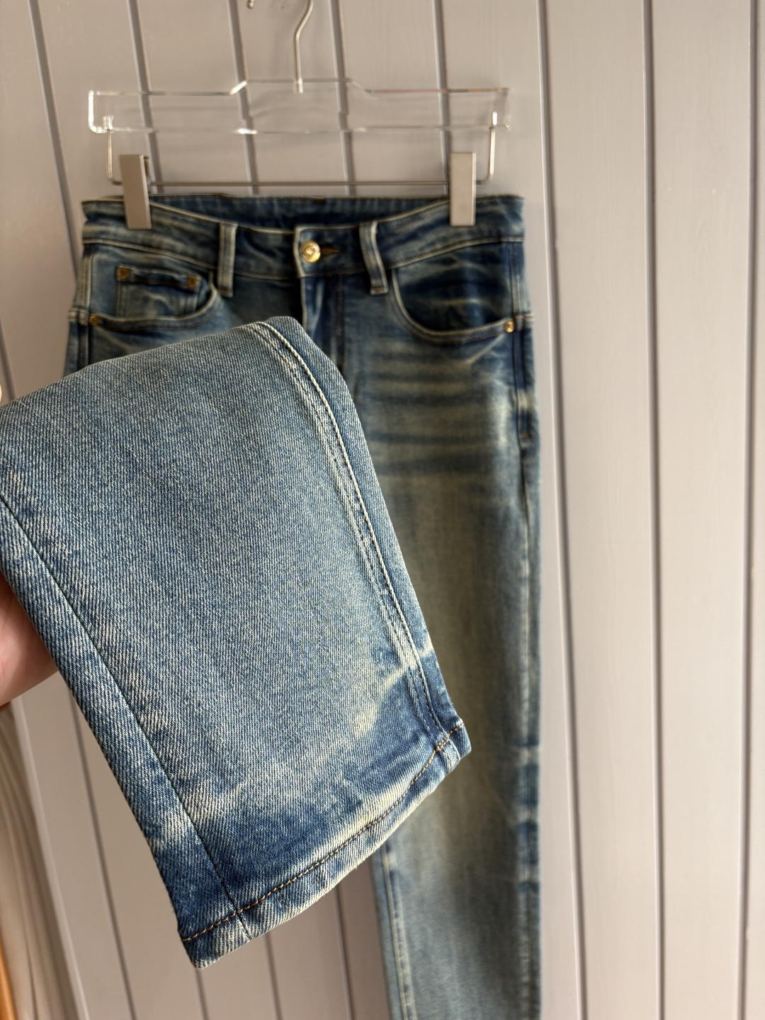 专柜🆕2025秋冬设计推荐 热卖牛仔裤🆕柔软亲肤面料 奢华头层牛皮腰牌 经典蓝洗水 专柜限量款 奢华感订