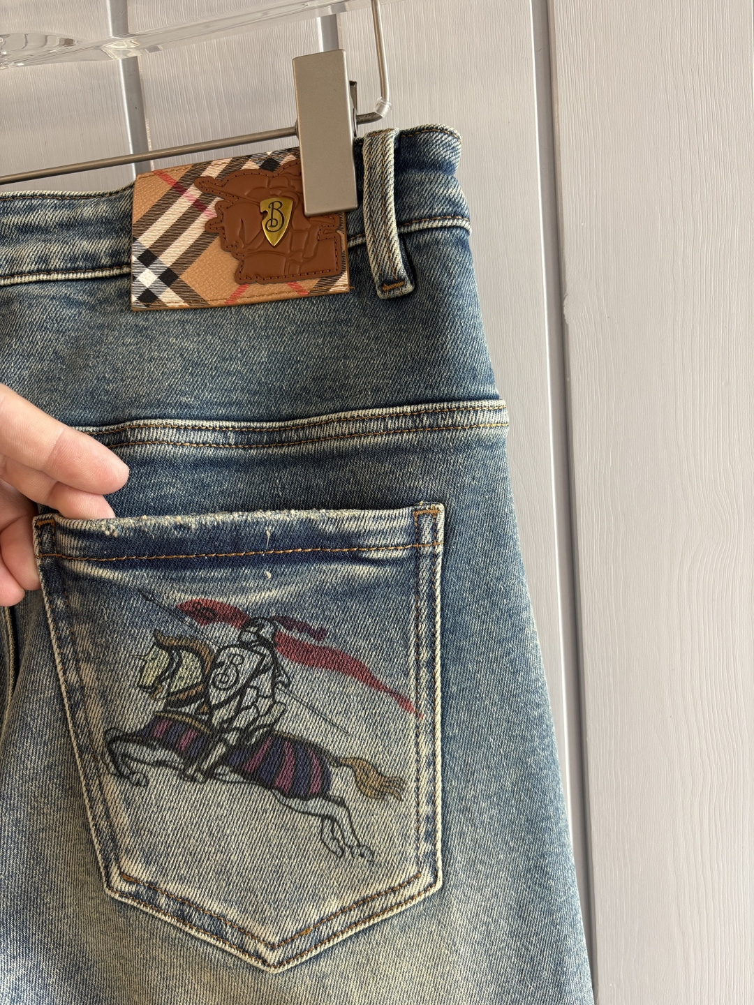 专柜🆕2025秋冬设计推荐 热卖牛仔裤🆕柔软亲肤面料 奢华头层牛皮腰牌 经典蓝洗水 专柜限量款 奢华感订