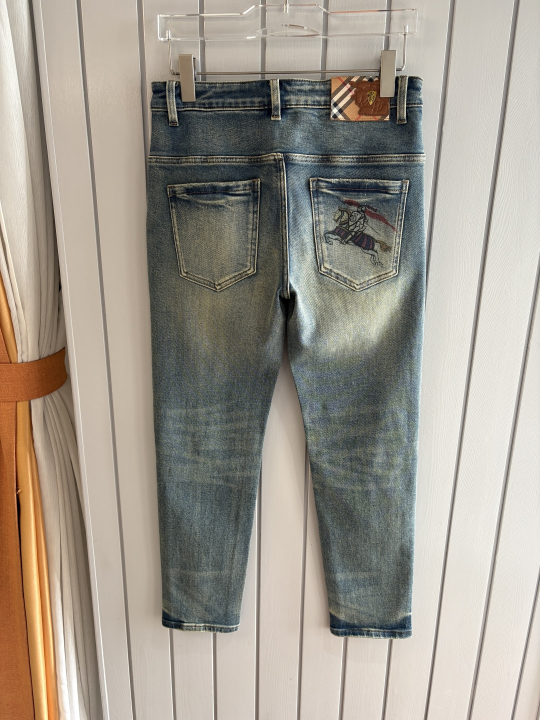 专柜🆕2025秋冬设计推荐 热卖牛仔裤🆕柔软亲肤面料 奢华头层牛皮腰牌 经典蓝洗水 专柜限量款 奢华感订