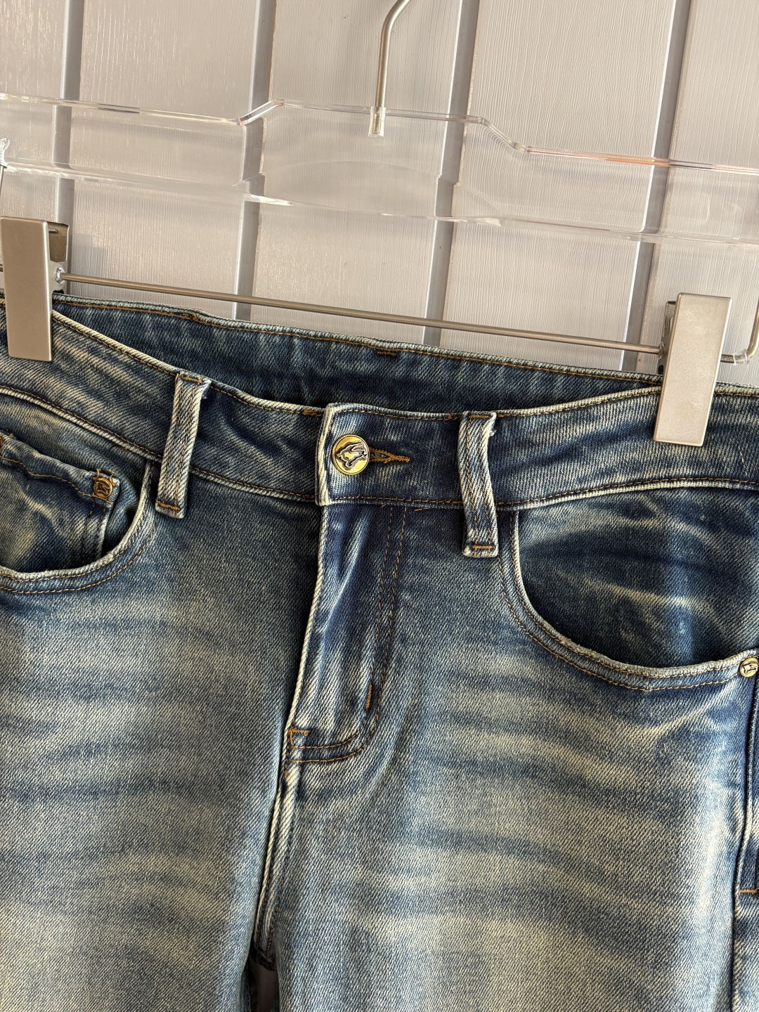 专柜🆕2025秋冬设计推荐 热卖牛仔裤🆕柔软亲肤面料 奢华头层牛皮腰牌 经典蓝洗水 专柜限量款 奢华感订