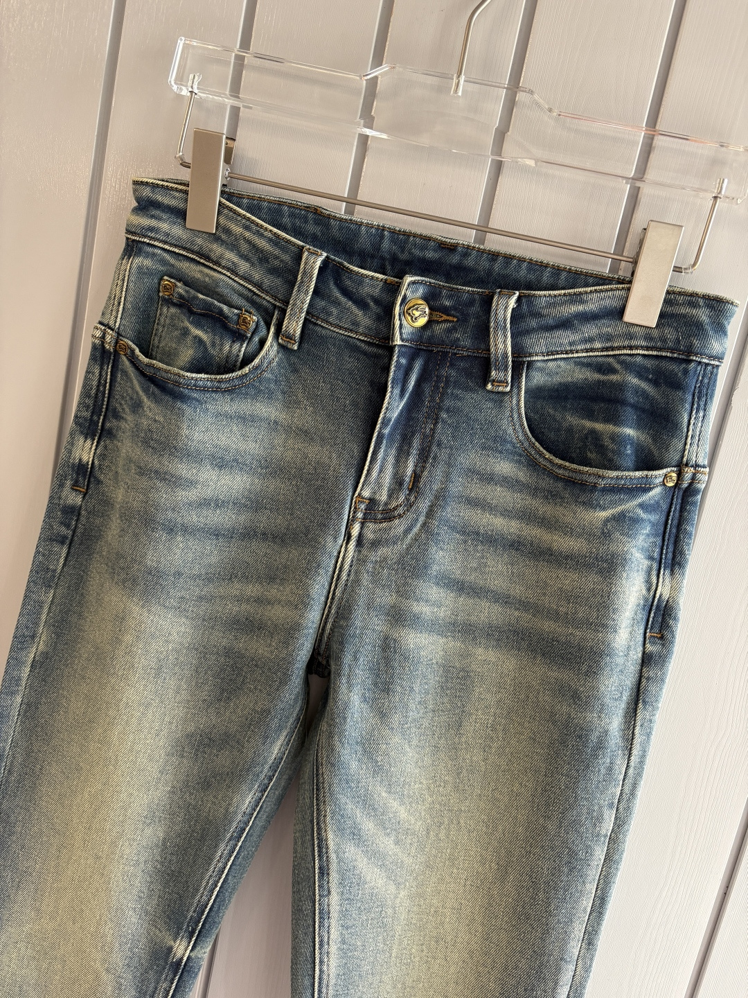 专柜🆕2025秋冬设计推荐 热卖牛仔裤🆕柔软亲肤面料 奢华头层牛皮腰牌 经典蓝洗水 专柜限量款 奢华感订