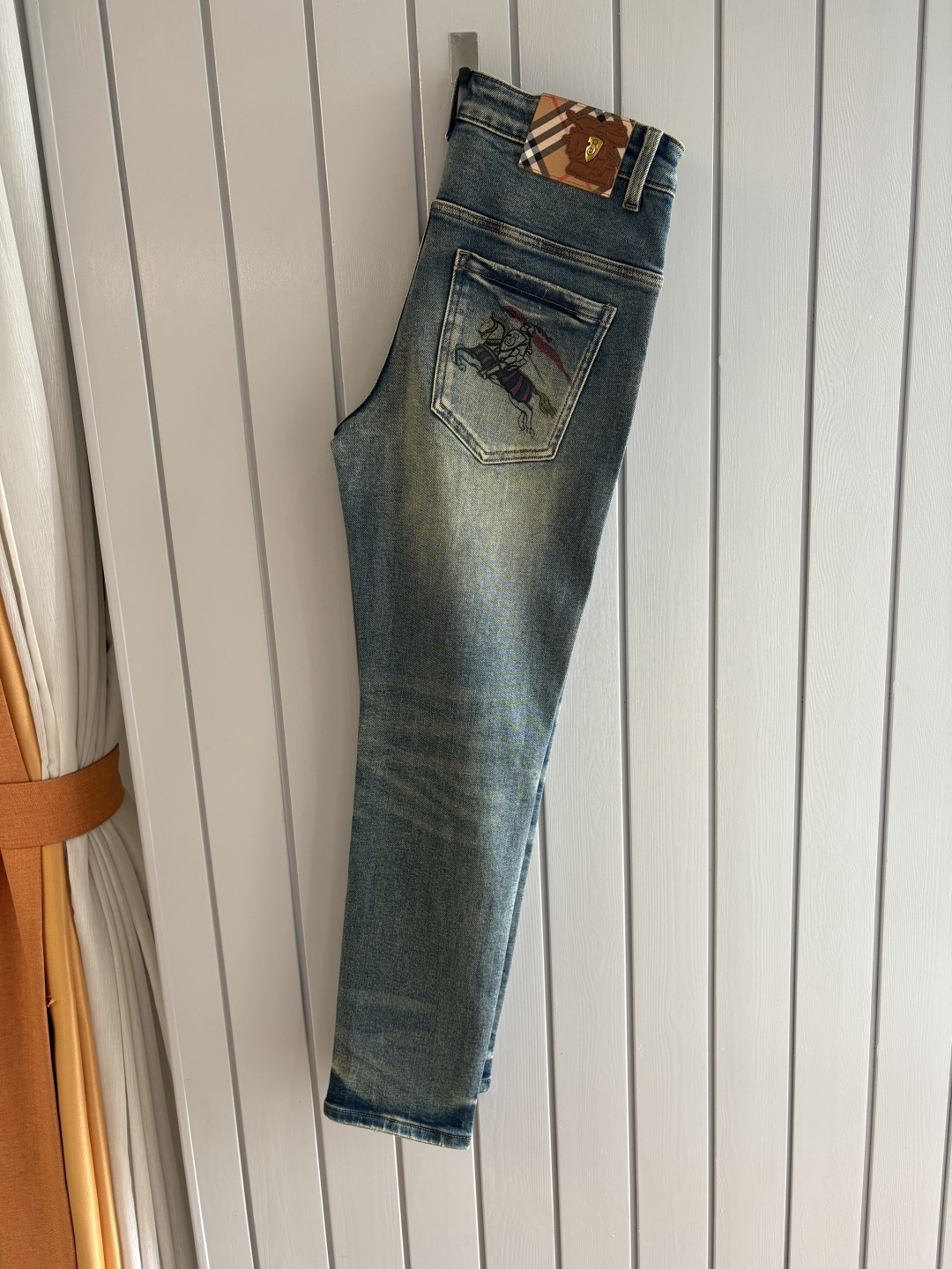 专柜🆕2025秋冬设计推荐 热卖牛仔裤🆕柔软亲肤面料 奢华头层牛皮腰牌 经典蓝洗水 专柜限量款 奢华感订