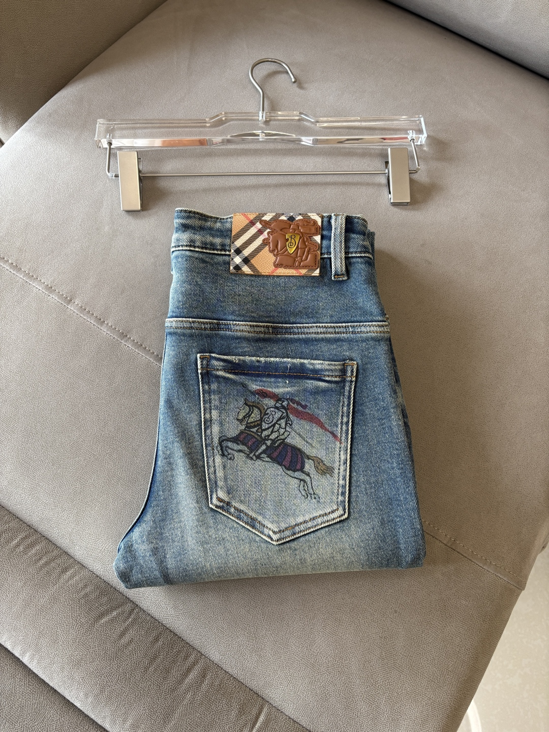 NO:623589,Recommended designs for autumn and winter at the counter. Best-selling jeans with soft skin-friendly fabrics. Luxurious first-layer cowhide waist tags. Classic blue wash. Limited edition at the counter. Luxurious custom-made fabrics. Craftsmanship + washing. Foreign trade quality and detail processing. I absolutely love this color. I absolutely love it. Hot sale in the counter for autumn and winter. Pre-sale. Sold out. Hot single color. Versatile and stylish. Stretchy slim straight pants. Size.29-38. No 35; 37 size.  FFF001,,jeans,cowhide,alexander wang19860909专柜秋冬设计推荐 热卖牛仔裤柔软亲肤面料 奢华头层牛皮腰牌 经典蓝洗水 专柜限量款 奢华感订制面料 工艺+洗水外贸品质感细节处理满满到位 这颜色绝对爱了爱了专柜秋冬热卖预售即售完款爆单款色系百搭大牛味 弹力修身小直筒裤型 尺码.29-38 无35；37码 FFF001,,jeans,cowhide,alexander wang,Men's clothing