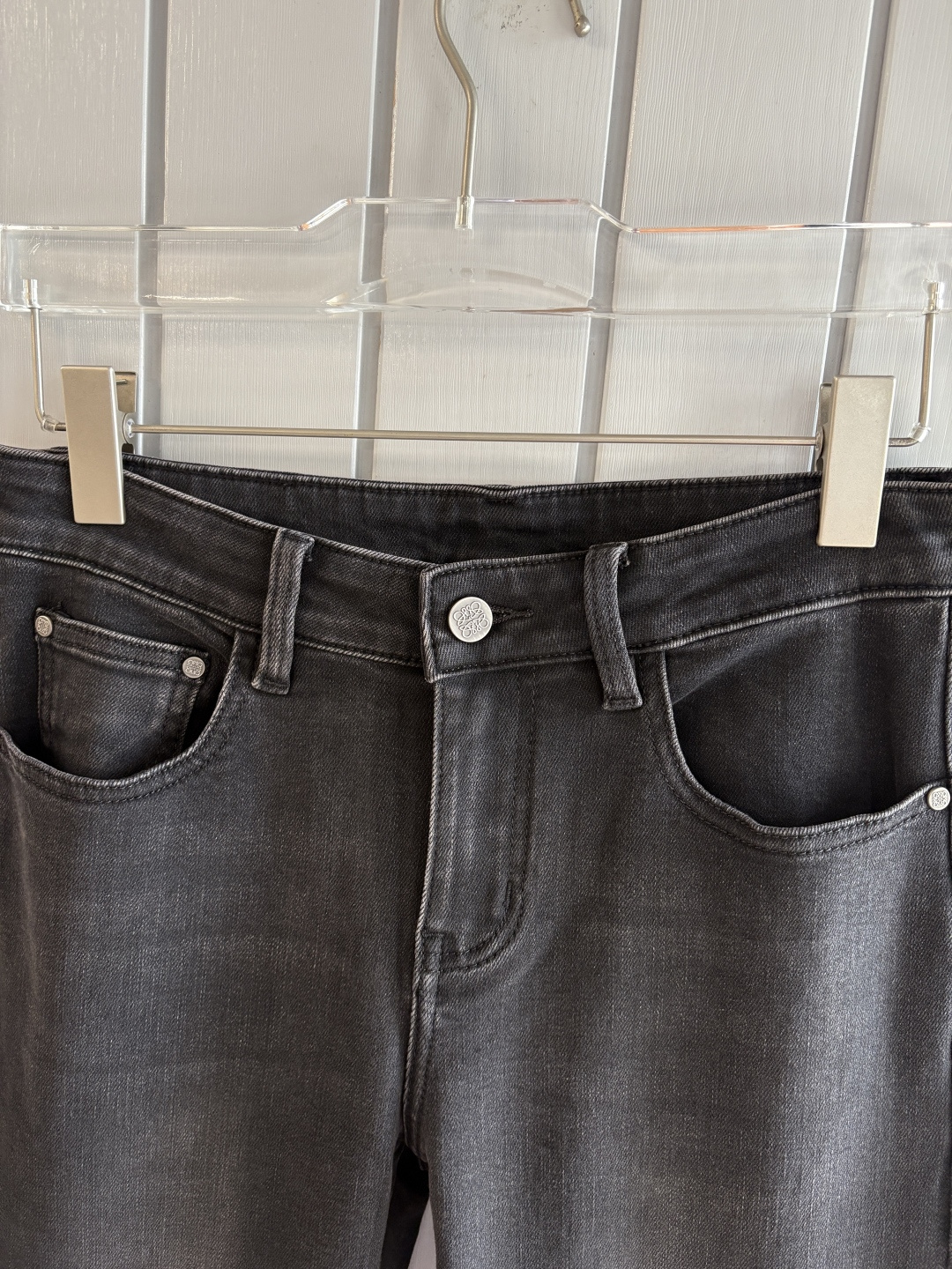 专柜🆕2025秋冬设计推荐 热卖牛仔裤🆕柔软亲肤面料 奢华头层牛皮腰牌 经典蓝洗水 专柜限量款 奢华感订