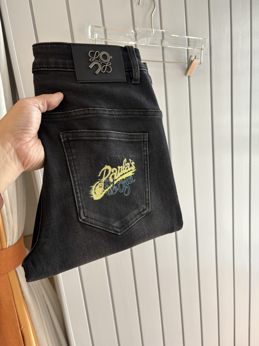 NO:683736,2025 Autumn and Winter Design Recommendations at the Counter Best Selling Jeans with Soft Skin Friendly Fabric Luxurious First Layer Cowhide Waist Tag Classic Blue Wash Limited Edition at the Counter Luxurious Customized Fabrics Craftsmanship + Washing Foreign Trade Quality and Detailed Processing Fully Perfect This Color is Absolutely Loved at the Counter Autumn and Winter Hot Selling Pre-sale Sold Out Popular Single Color Versatile Flavor Stretch Slim Small Straight Pants Type Size.29-38 No 35; 37 Size  FFF001,,jeans,cowhide,19860909专柜2025秋冬设计推荐 热卖牛仔裤柔软亲肤面料 奢华头层牛皮腰牌 经典蓝洗水 专柜限量款 奢华感订制面料 工艺+洗水外贸品质感细节处理满满到位 这颜色绝对爱了爱了专柜秋冬热卖预售即售完款爆单款色系百搭大牛味 弹力修身小直筒裤型 尺码.29-38 无35；37码 FFF001,,jeans,cowhide,,Men's clothing