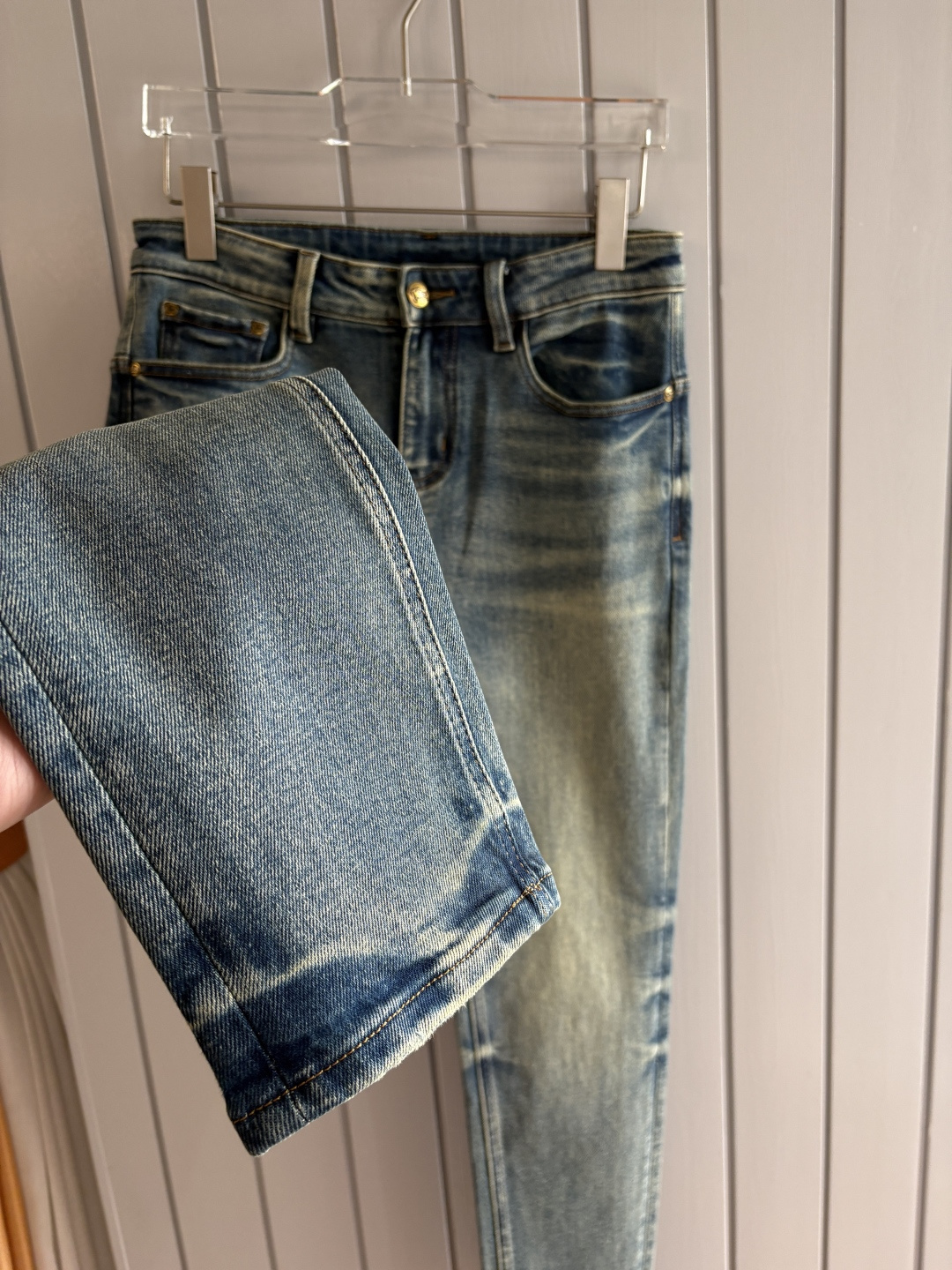 专柜🆕2025秋冬设计推荐 热卖牛仔裤🆕柔软亲肤面料 奢华头层牛皮腰牌 经典蓝洗水 专柜限量款 奢华感订