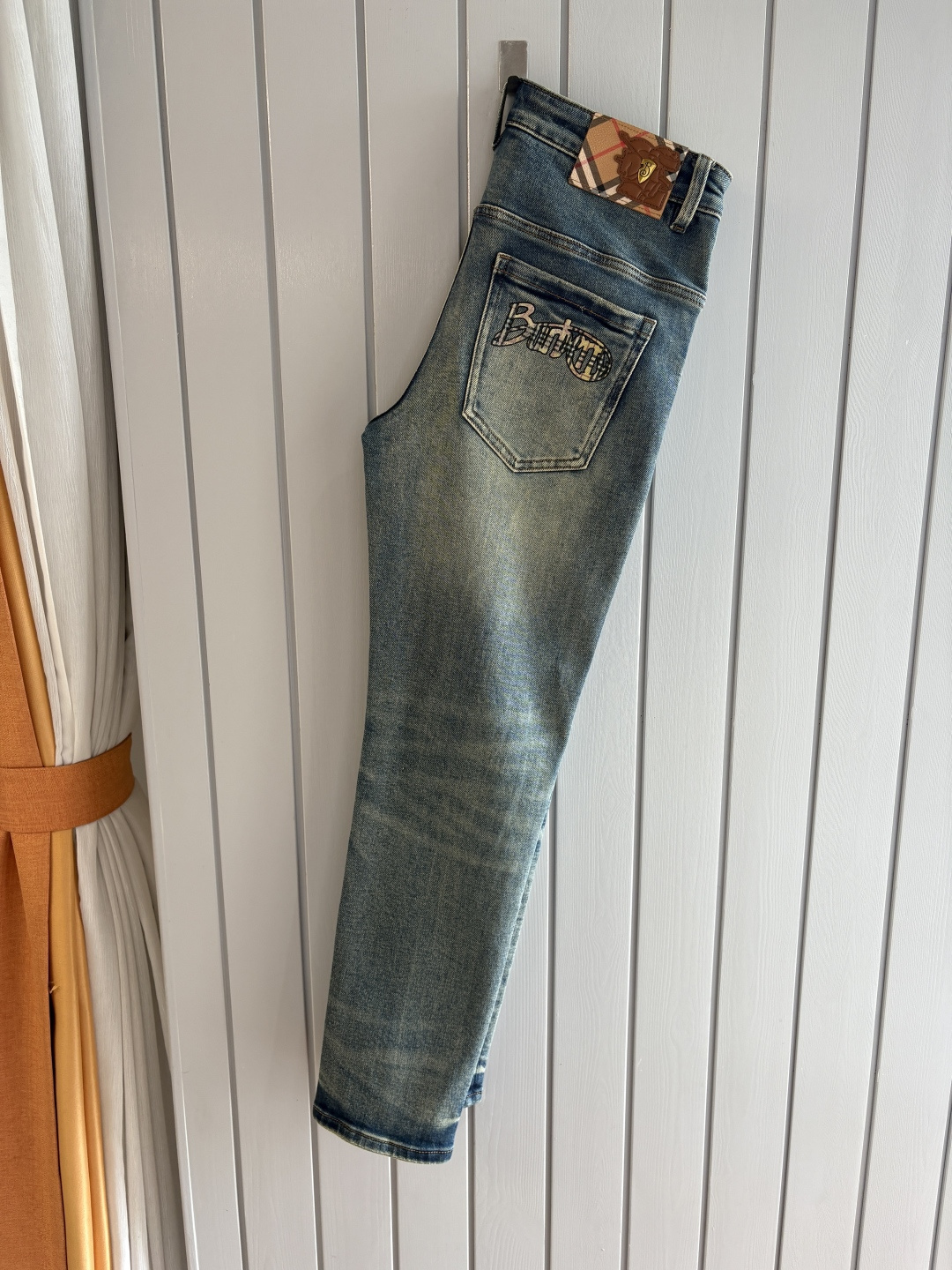 专柜🆕2025秋冬设计推荐 热卖牛仔裤🆕柔软亲肤面料 奢华头层牛皮腰牌 经典蓝洗水 专柜限量款 奢华感订