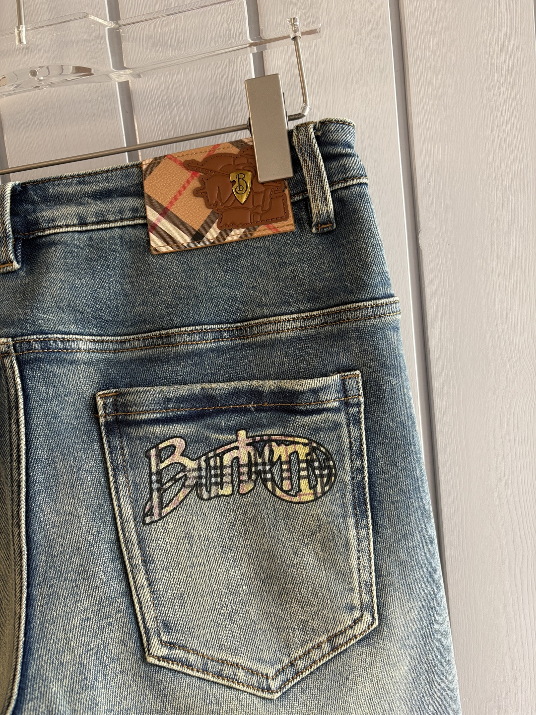 专柜🆕2025秋冬设计推荐 热卖牛仔裤🆕柔软亲肤面料 奢华头层牛皮腰牌 经典蓝洗水 专柜限量款 奢华感订