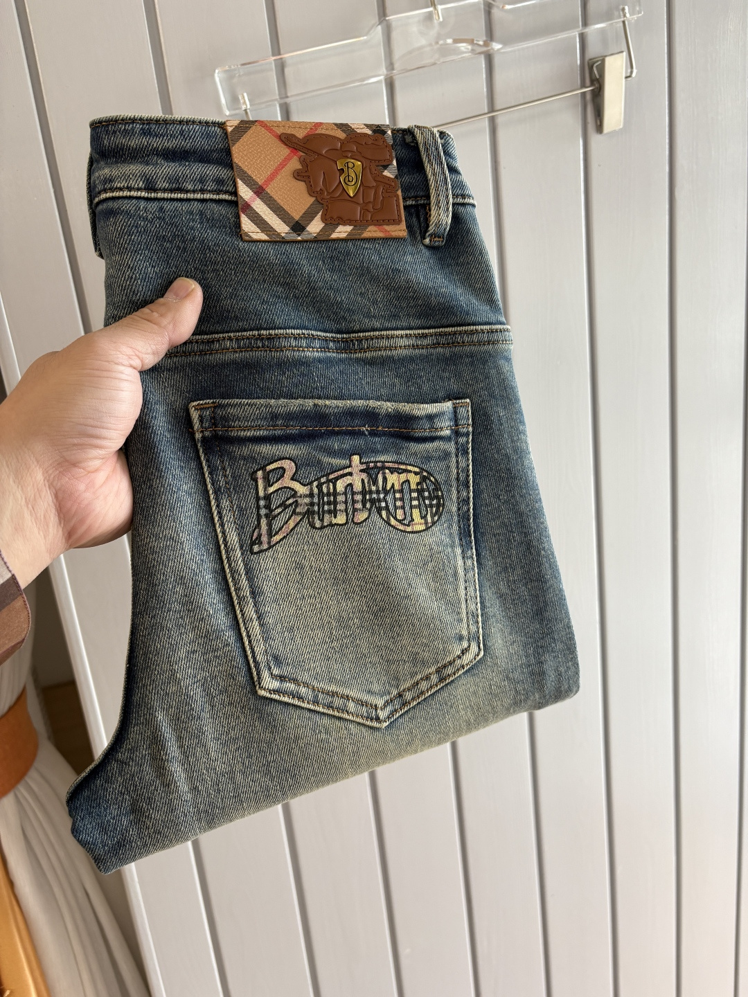 专柜🆕2025秋冬设计推荐 热卖牛仔裤🆕柔软亲肤面料 奢华头层牛皮腰牌 经典蓝洗水 专柜限量款 奢华感订