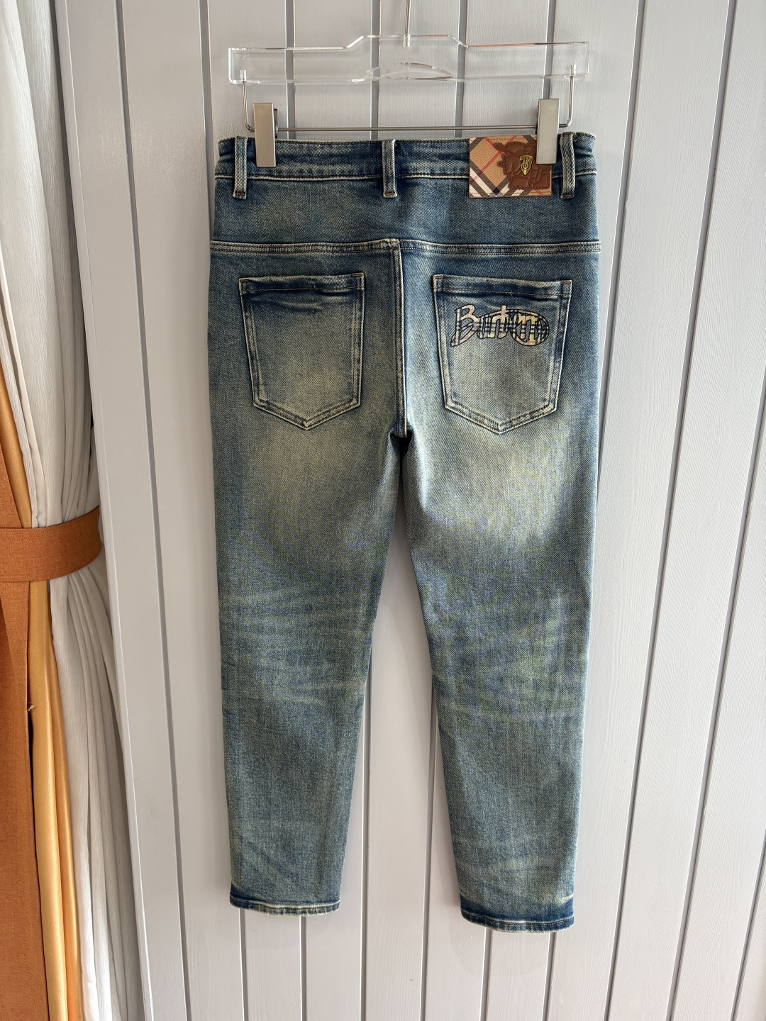 专柜🆕2025秋冬设计推荐 热卖牛仔裤🆕柔软亲肤面料 奢华头层牛皮腰牌 经典蓝洗水 专柜限量款 奢华感订