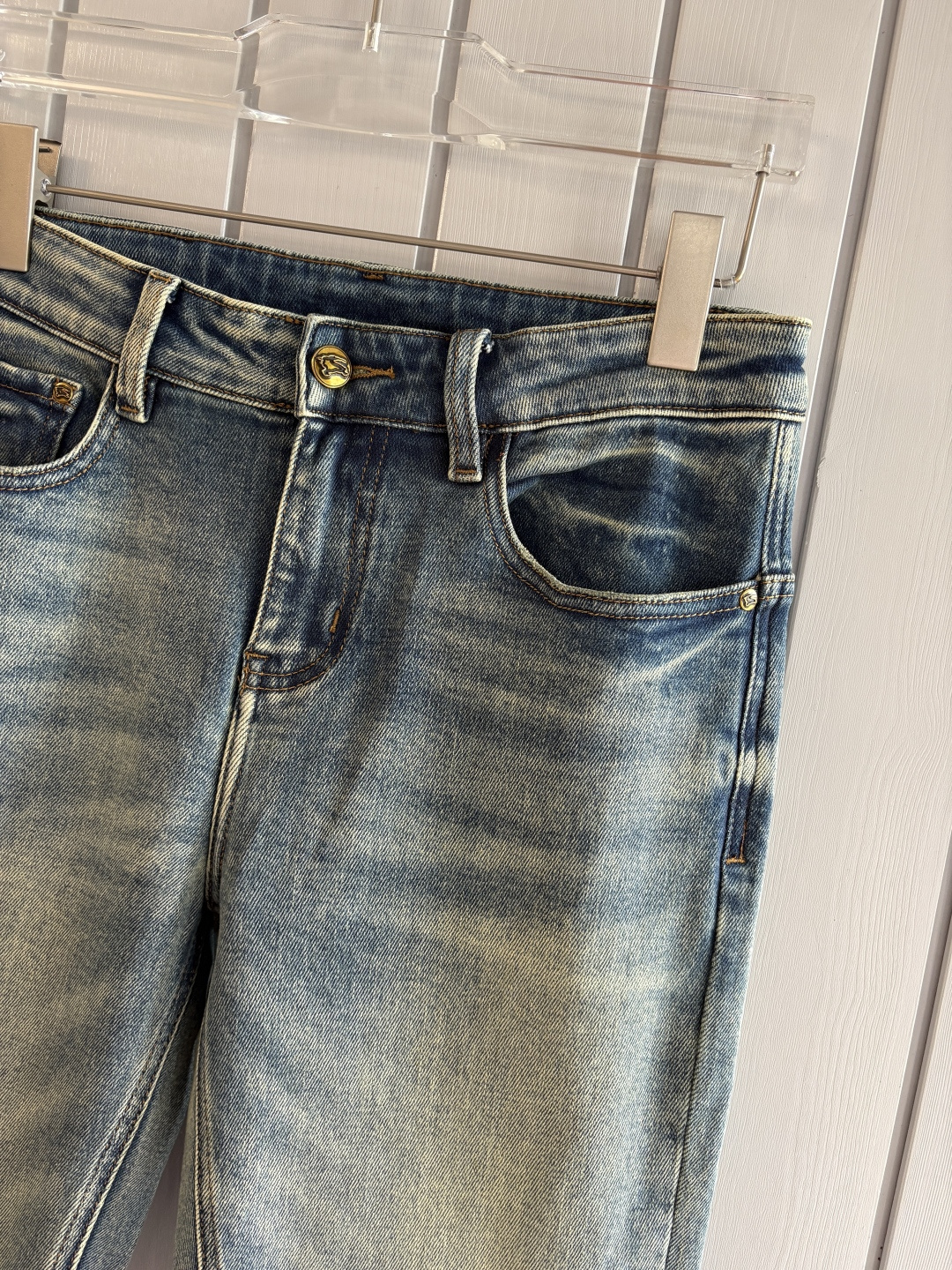 专柜🆕2025秋冬设计推荐 热卖牛仔裤🆕柔软亲肤面料 奢华头层牛皮腰牌 经典蓝洗水 专柜限量款 奢华感订