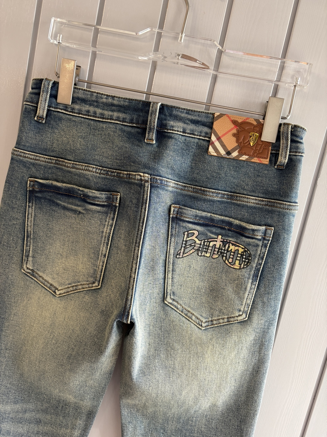专柜🆕2025秋冬设计推荐 热卖牛仔裤🆕柔软亲肤面料 奢华头层牛皮腰牌 经典蓝洗水 专柜限量款 奢华感订