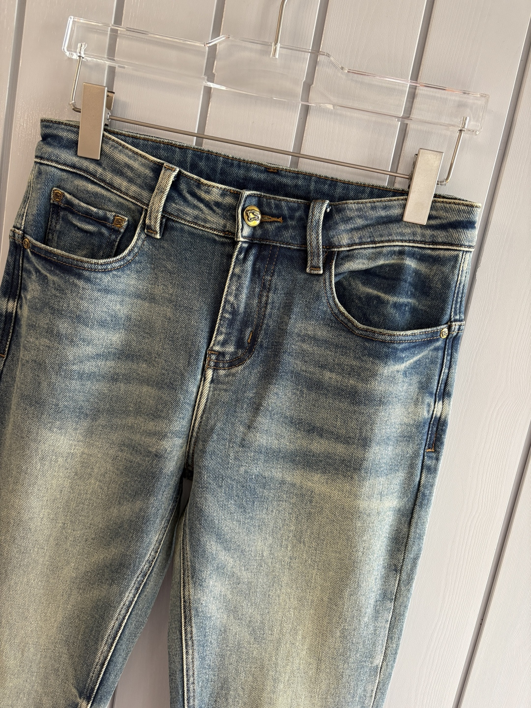 专柜🆕2025秋冬设计推荐 热卖牛仔裤🆕柔软亲肤面料 奢华头层牛皮腰牌 经典蓝洗水 专柜限量款 奢华感订