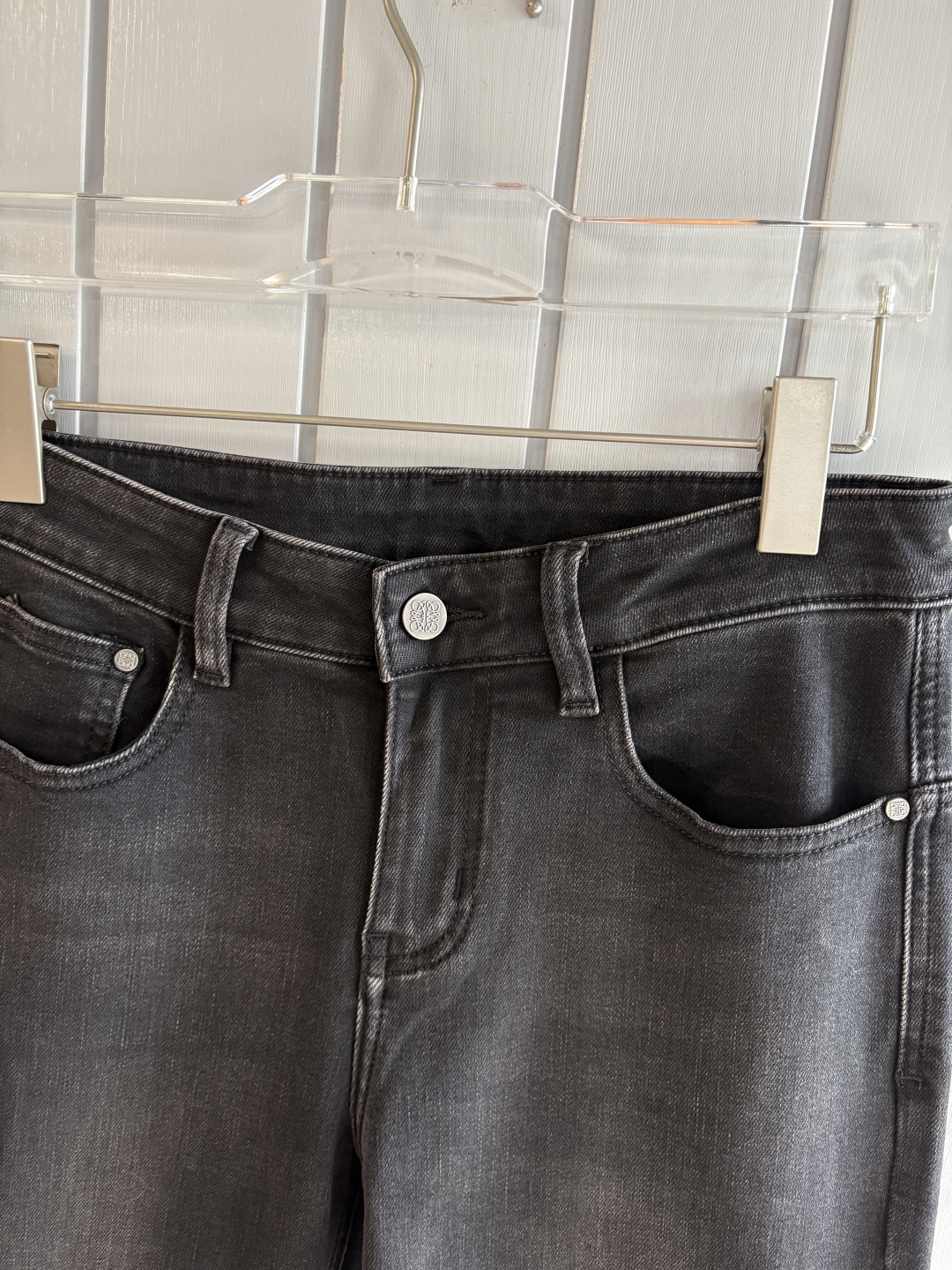 专柜🆕2025秋冬设计推荐 热卖牛仔裤🆕柔软亲肤面料 奢华头层牛皮腰牌 经典蓝洗水 专柜限量款 奢华感订