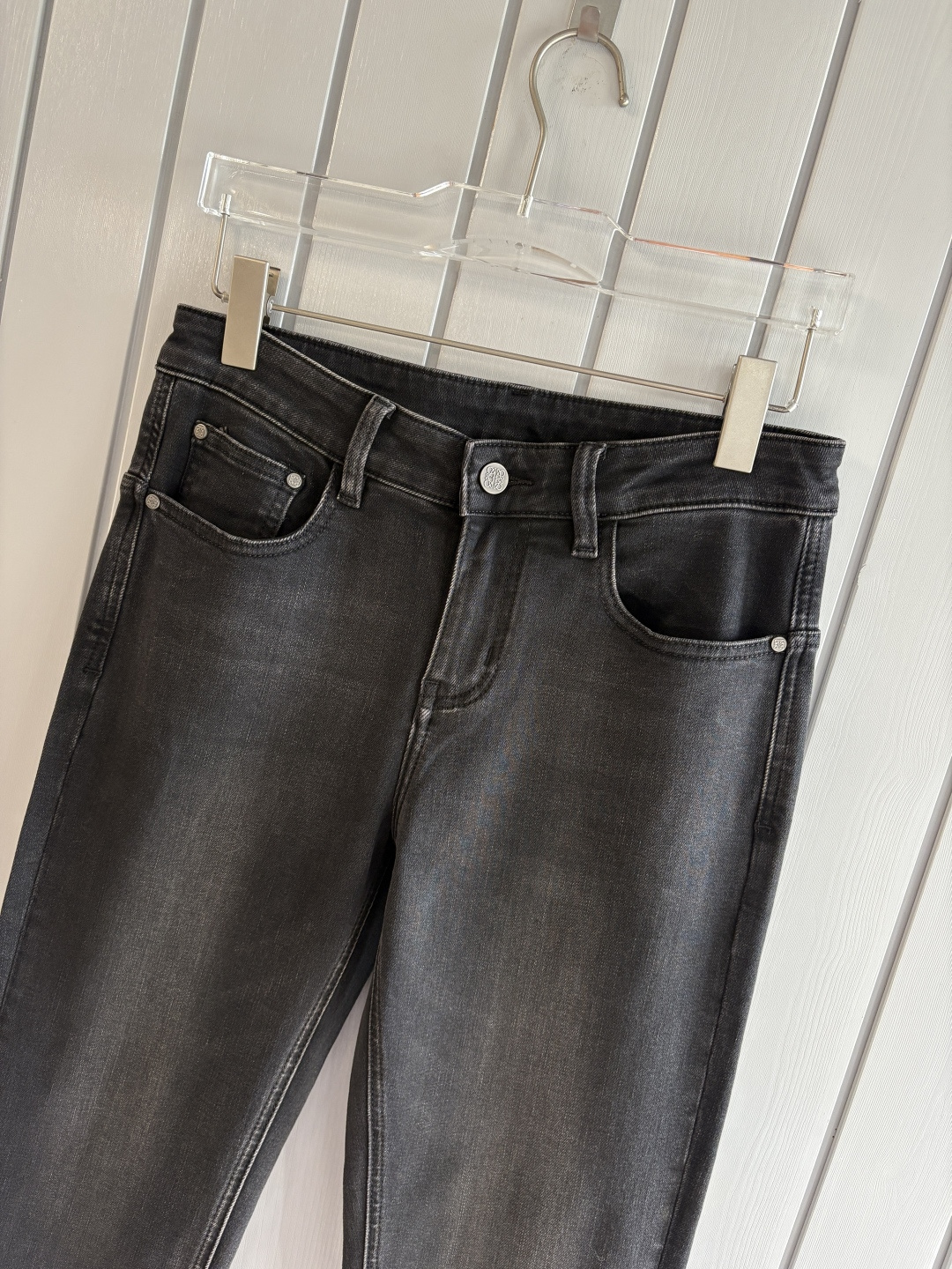 专柜🆕2025秋冬设计推荐 热卖牛仔裤🆕柔软亲肤面料 奢华头层牛皮腰牌 经典蓝洗水 专柜限量款 奢华感订