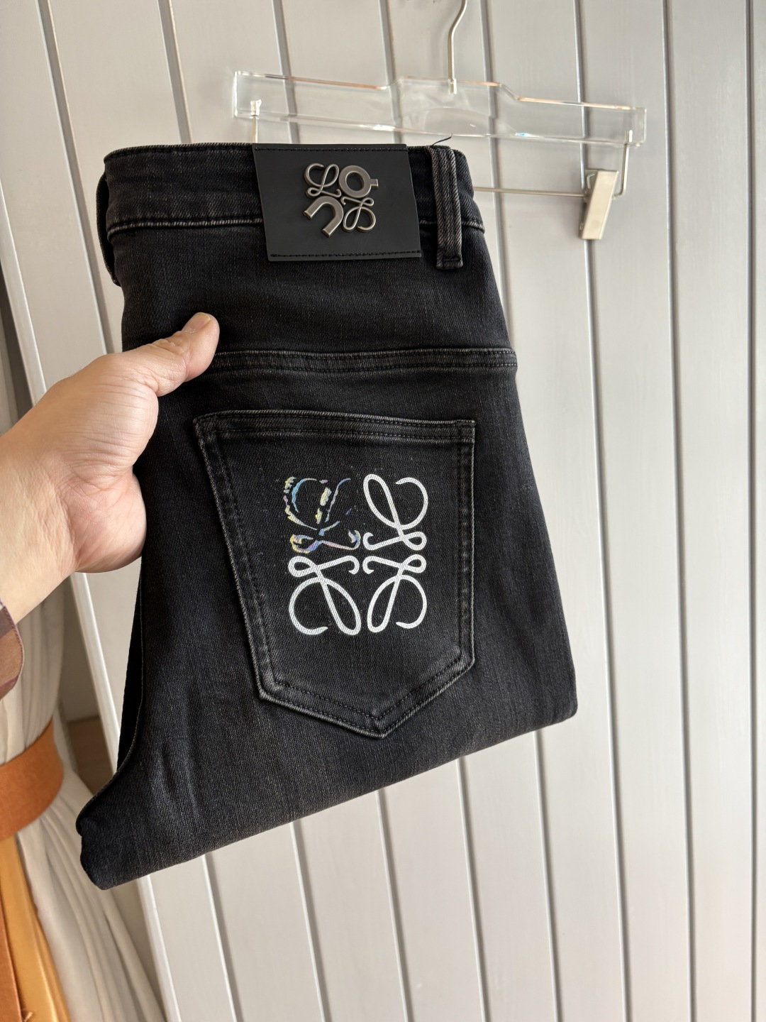 专柜🆕2025秋冬设计推荐 热卖牛仔裤🆕柔软亲肤面料 奢华头层牛皮腰牌 经典蓝洗水 专柜限量款 奢华感订