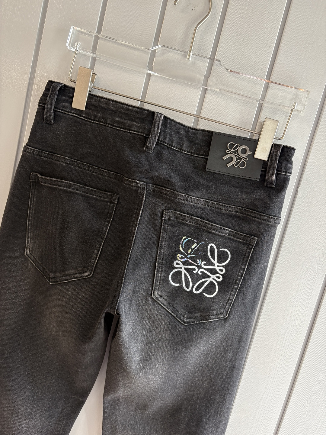 专柜🆕2025秋冬设计推荐 热卖牛仔裤🆕柔软亲肤面料 奢华头层牛皮腰牌 经典蓝洗水 专柜限量款 奢华感订