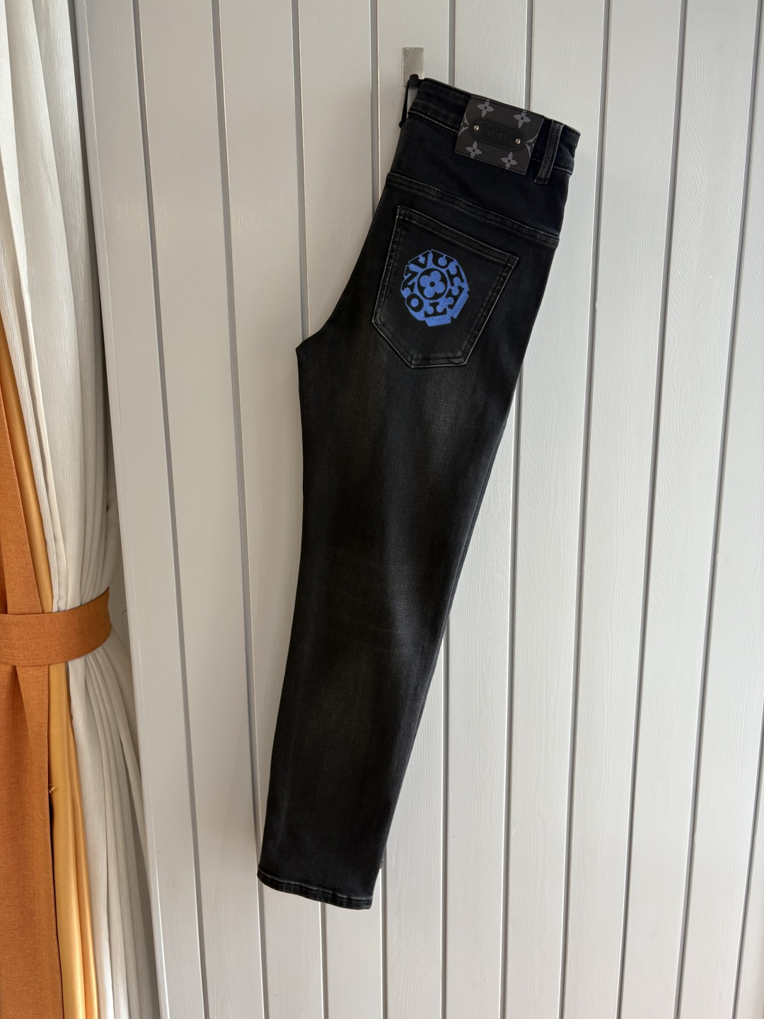 专柜🆕2025秋冬设计推荐 热卖牛仔裤🆕柔软亲肤面料 奢华头层牛皮腰牌 经典蓝洗水 专柜限量款 奢华感订