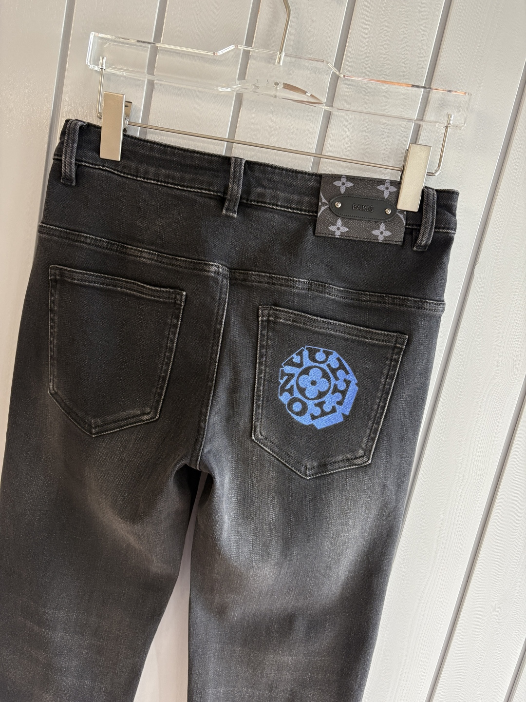 专柜🆕2025秋冬设计推荐 热卖牛仔裤🆕柔软亲肤面料 奢华头层牛皮腰牌 经典蓝洗水 专柜限量款 奢华感订