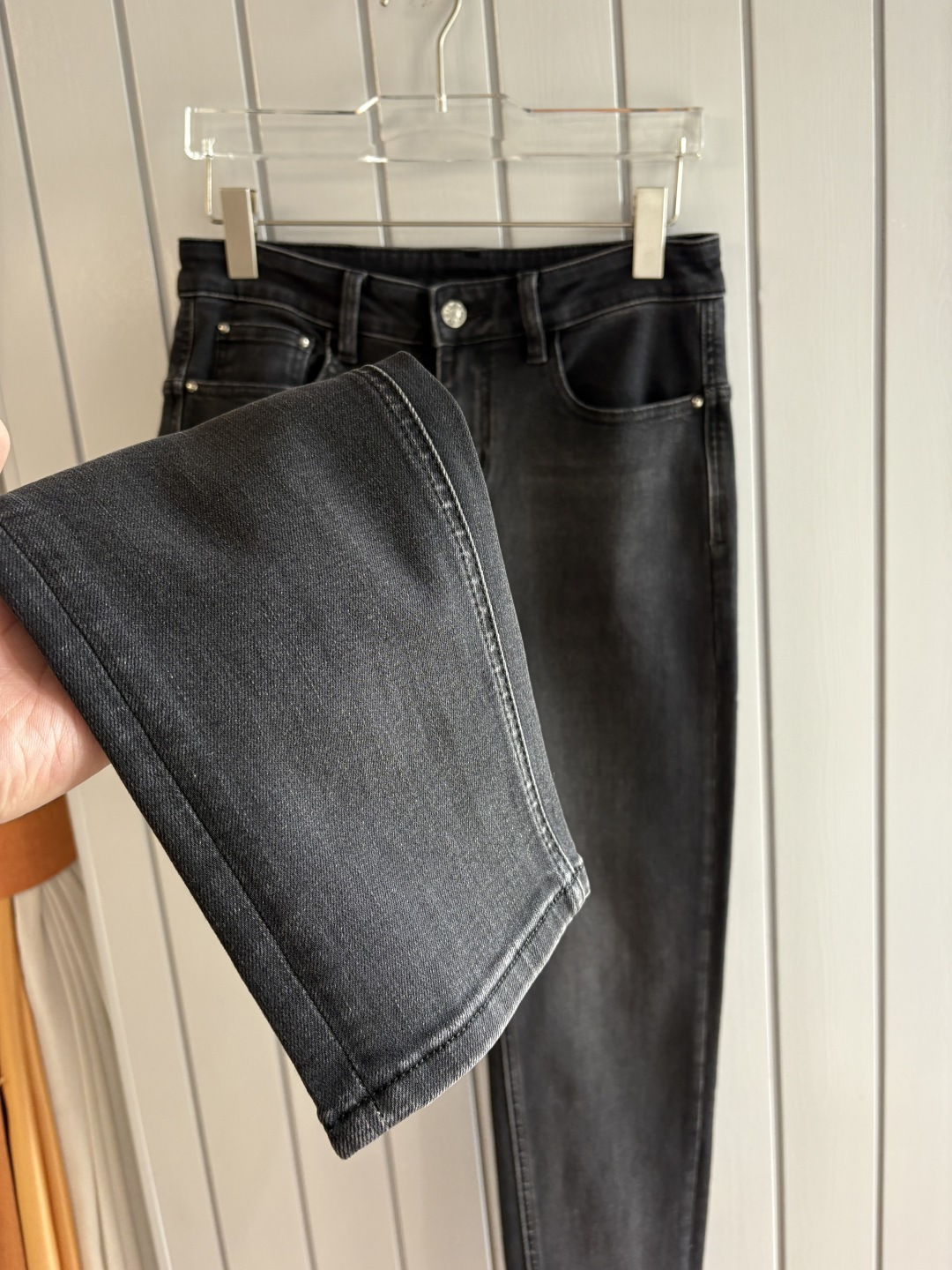 专柜🆕2025秋冬设计推荐 热卖牛仔裤🆕柔软亲肤面料 奢华头层牛皮腰牌 经典蓝洗水 专柜限量款 奢华感订