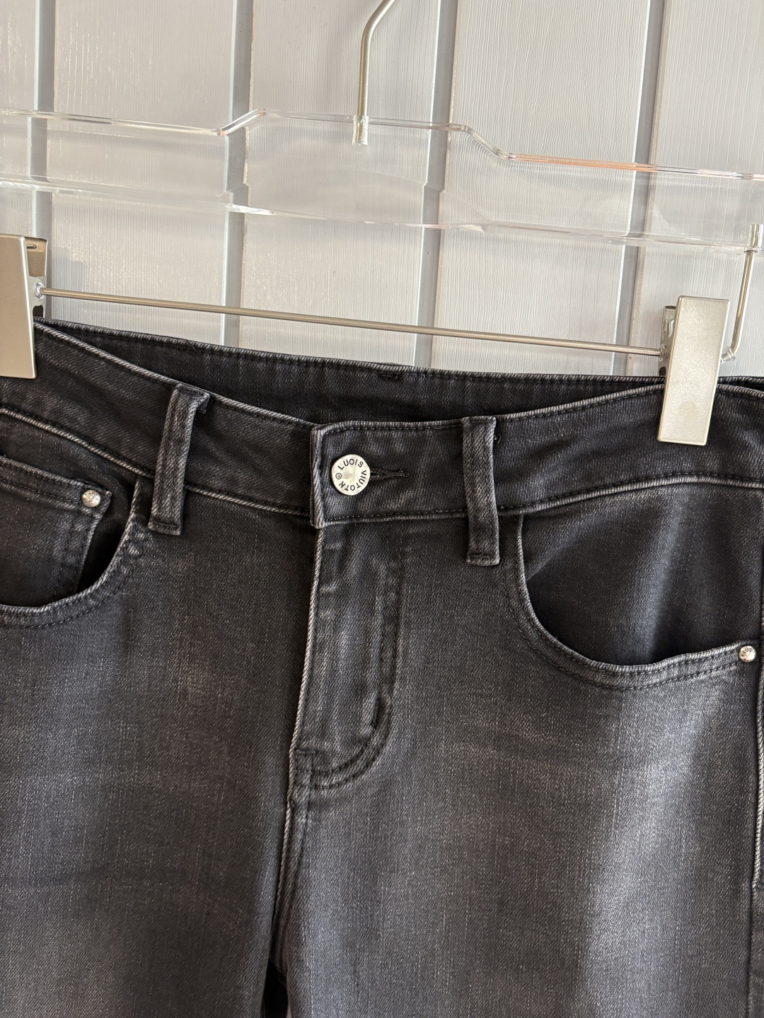 专柜🆕2025秋冬设计推荐 热卖牛仔裤🆕柔软亲肤面料 奢华头层牛皮腰牌 经典蓝洗水 专柜限量款 奢华感订