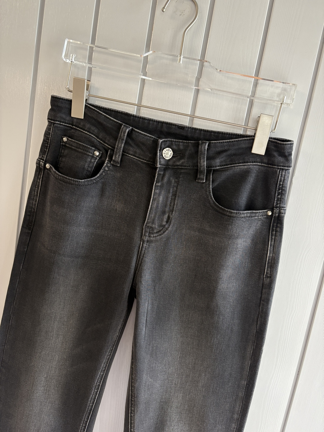 专柜🆕2025秋冬设计推荐 热卖牛仔裤🆕柔软亲肤面料 奢华头层牛皮腰牌 经典蓝洗水 专柜限量款 奢华感订