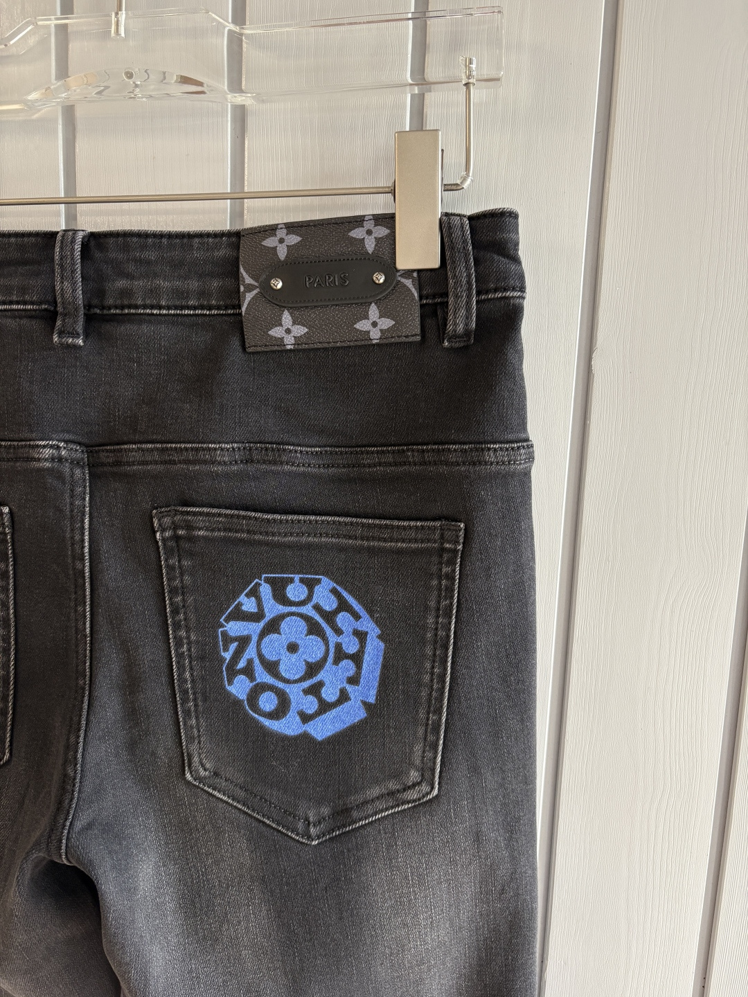 专柜🆕2025秋冬设计推荐 热卖牛仔裤🆕柔软亲肤面料 奢华头层牛皮腰牌 经典蓝洗水 专柜限量款 奢华感订