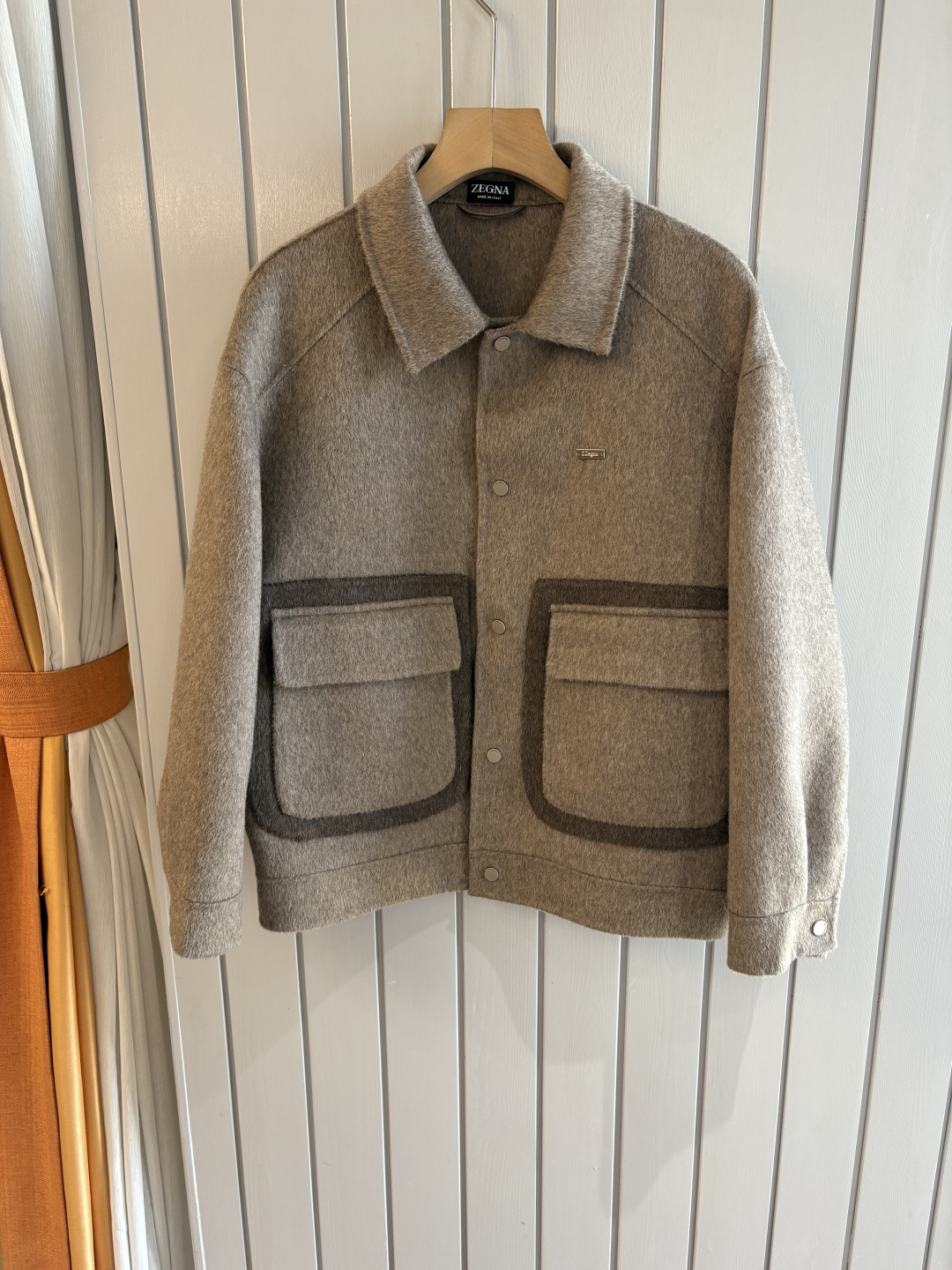 NO:685468,Jeni wool coat interprets the elegance and warmth of winter] The winter wind brings biting and chill, but it also brings fashion opportunities. When the classic herringbone pattern meets the blended fabric of wool and cashmere, a unique coat emerges, adding an irresistible charm to your winter outfit.  With the herringbone texture as the design highlight, the unique pattern seems to tell the story of the years, adding a retro and literary atmosphere to the overall look. Its style is simple yet grand, and the smooth lines outline an elegant outline. Whether it is worn open to show casualness, or buttoned up to create a neat look, it can easily control various styles.  What’s even more surprising is that this coat can be worn with a stand-up collar. The stand-up collar design can not only provide warm protection for your neck in the cold wind, but also instantly enhance your aura and make you stand out from the crowd. When the cold wind blows, stand the collar high, as if you are building a warm barrier for yourself, while still maintaining a sense of fashion.  The choice of fabric is the essence of this coat. The blend of wool and cashmere combines the stiffness of wool with the softness of cashmere. Wool gives the coat good support and warmth, making it able to withstand the severe cold of winter; while the addition of cashmere makes the coat more delicate and skin-friendly to the touch, as if it is wrapped in a layer of soft clouds. This blended fabric is not only comfortable to wear, but also has a high-quality texture, showing a high-quality style.  In terms of color, we have carefully blended two classic tones, dark gray and light coffee. Dark gray is calm and restrained, suitable for you who pursue low-key luxury; light coffee is warm and soft, adding a warm color to winter. No matter what style lover you are, you can find your favorite choice in these two colors. Size M-3XLFFF001 FFF001,,zegna,19860909杰尼羊毛大衣演绎冬日的优雅与温暖】冬日的风,带着凛冽与寒意,却也吹来了时尚的契机.当经典的人字纹邂逅羊毛与山羊绒的混纺面料,一件别具一格的大衣应运而生,为你的冬日穿搭增添一抹难以抗拒的魅力. 以人字纹理为设计亮点,独特的纹路仿佛在诉说着岁月的故事,为整体造型增添了复古与文艺的气息.它的款式外形简约而不失大气,流畅的线条勾勒出优雅的轮廓,无论是敞开穿展现随性,还是系上扣子塑造利落感,都能轻松驾驭各种风格. 更令人惊喜的是,这款大衣可以实现立领的穿搭方式.立领的设计不仅能在寒风中为你的脖颈提供温暖的守护,还能瞬间提升气场,让你在人群中脱颖而出.当寒风乍起,将领子高高立起,仿佛为自己筑起一道温暖的屏障,同时又不失时尚感. 而面料的选择,更是这款大衣的精髓所在.羊毛与山羊绒的混纺,兼具了羊毛的挺括与山羊绒的柔软.羊毛赋予了大衣良好的支撑性和保暖性,使其能够抵御冬日的严寒；而山羊绒的加入,则让大衣在触感上更加细腻亲肤,仿佛被一层轻柔的云朵包裹.这种混纺面料不仅穿着舒适,而且质感上乘,彰显出高品质的格调. 在色彩上,我们精心调配了深灰与浅咖两种经典色调.深灰,沉稳内敛,适合追求低调奢华的你；浅咖,温暖柔和,为冬日增添一抹温馨的色彩.无论你是哪种风格爱好者,都能在这两款颜色中找到属于自己的心仪之选. 码数M-3XLFFF001 FFF001,,zegna,,Men's clothing