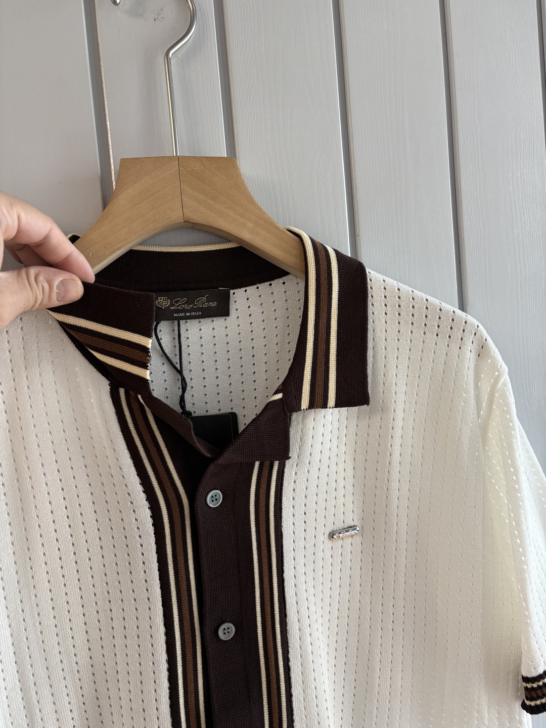 耗时王”菱形提花设计甄选超细优质纱线翻领短袖男士典藏款「耗时王」圆领奢雅工艺，触肤即高阶。• 匠心底蕴：