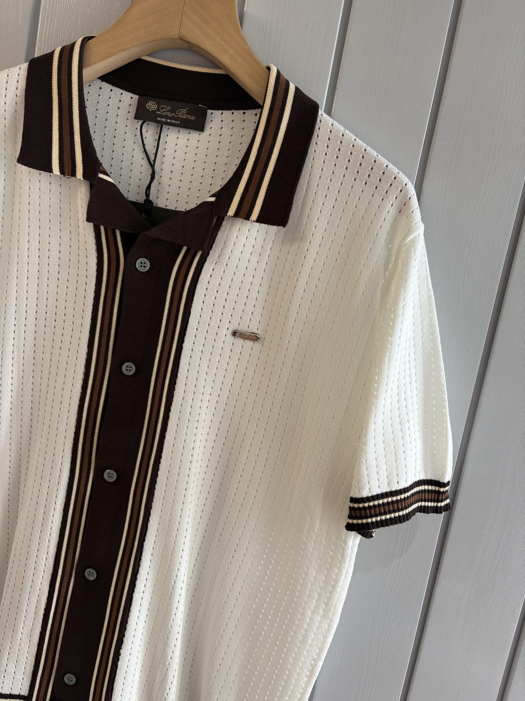 耗时王”菱形提花设计甄选超细优质纱线翻领短袖男士典藏款「耗时王」圆领奢雅工艺，触肤即高阶。• 匠心底蕴：