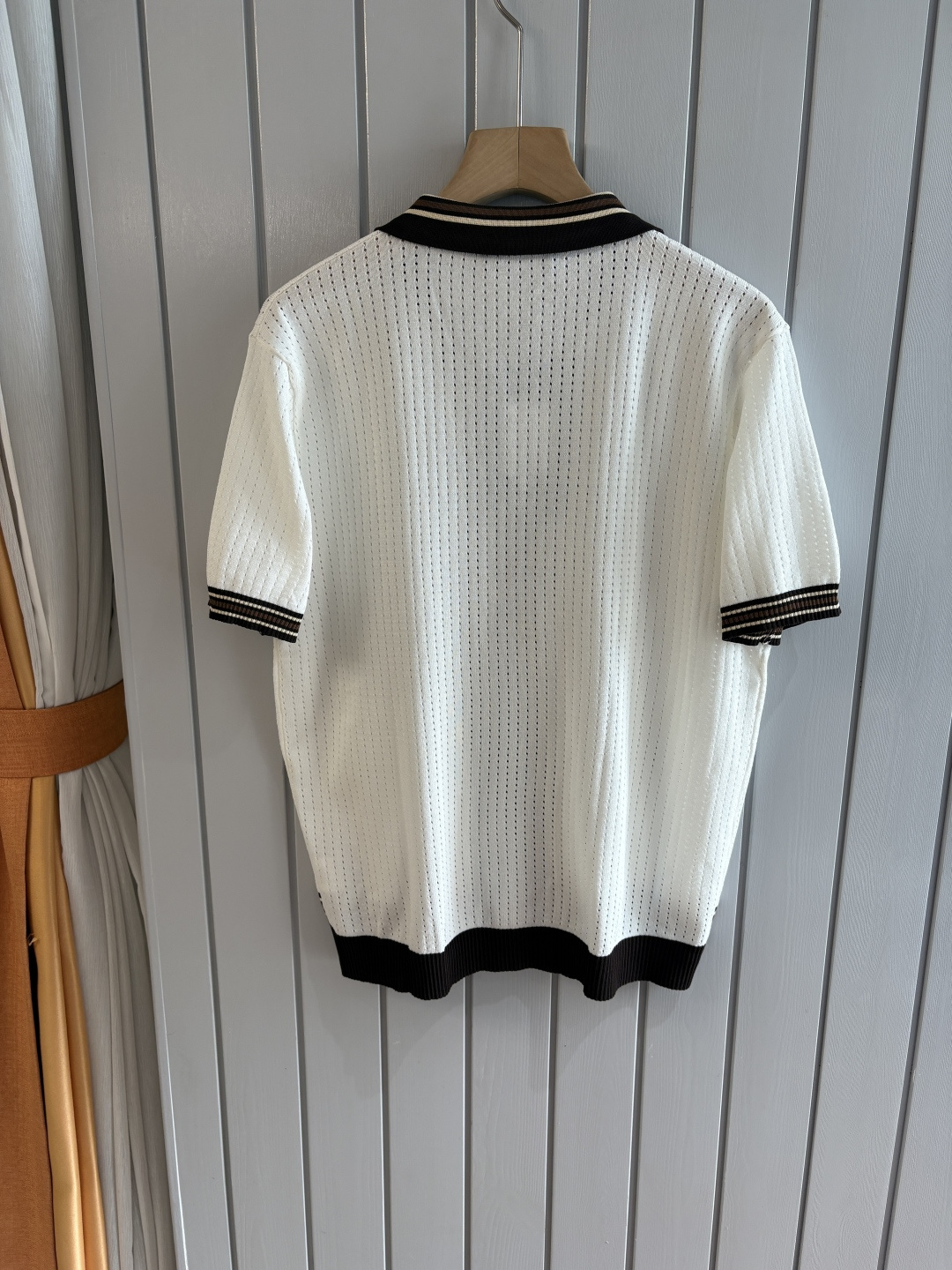 耗时王”菱形提花设计甄选超细优质纱线翻领短袖男士典藏款「耗时王」圆领奢雅工艺，触肤即高阶。• 匠心底蕴：