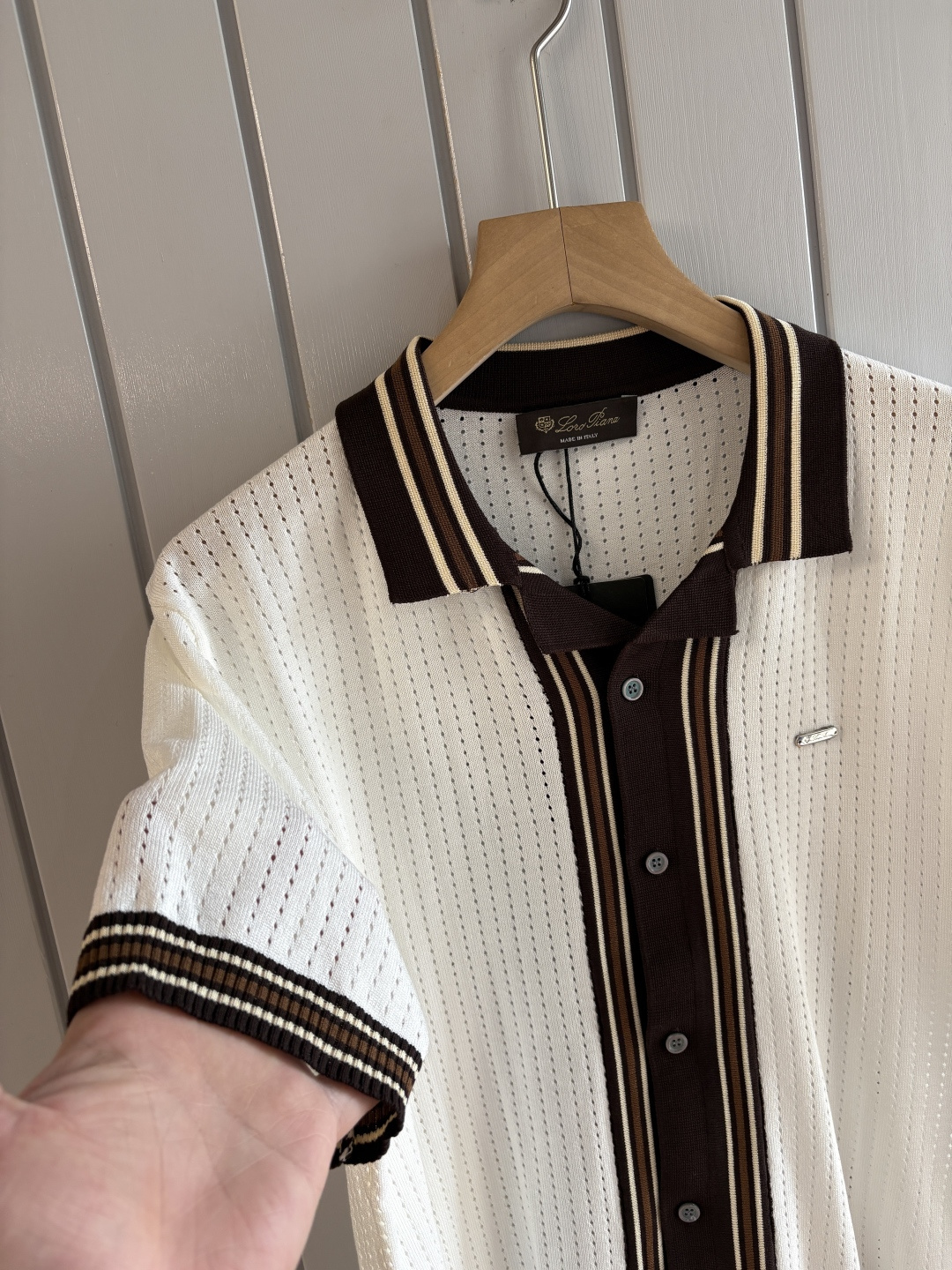 耗时王”菱形提花设计甄选超细优质纱线翻领短袖男士典藏款「耗时王」圆领奢雅工艺，触肤即高阶。• 匠心底蕴：