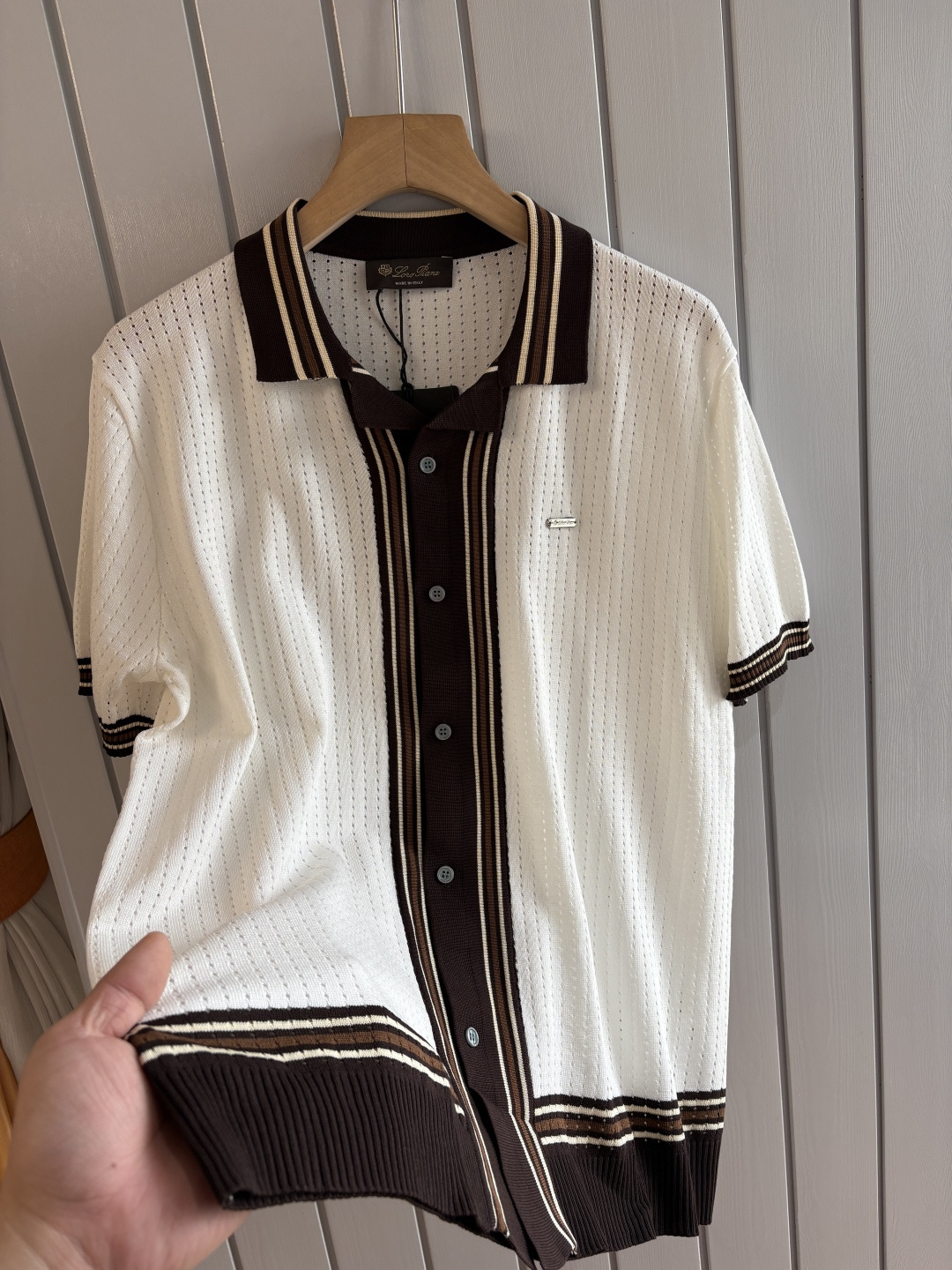 耗时王”菱形提花设计甄选超细优质纱线翻领短袖男士典藏款「耗时王」圆领奢雅工艺，触肤即高阶。• 匠心底蕴：