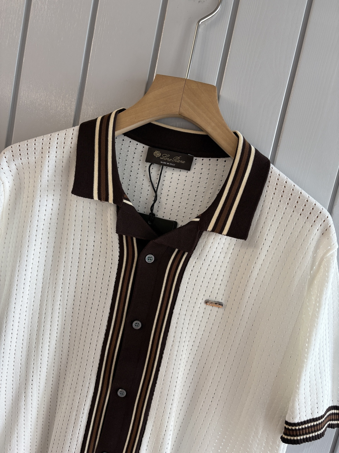 耗时王”菱形提花设计甄选超细优质纱线翻领短袖男士典藏款「耗时王」圆领奢雅工艺，触肤即高阶。• 匠心底蕴：