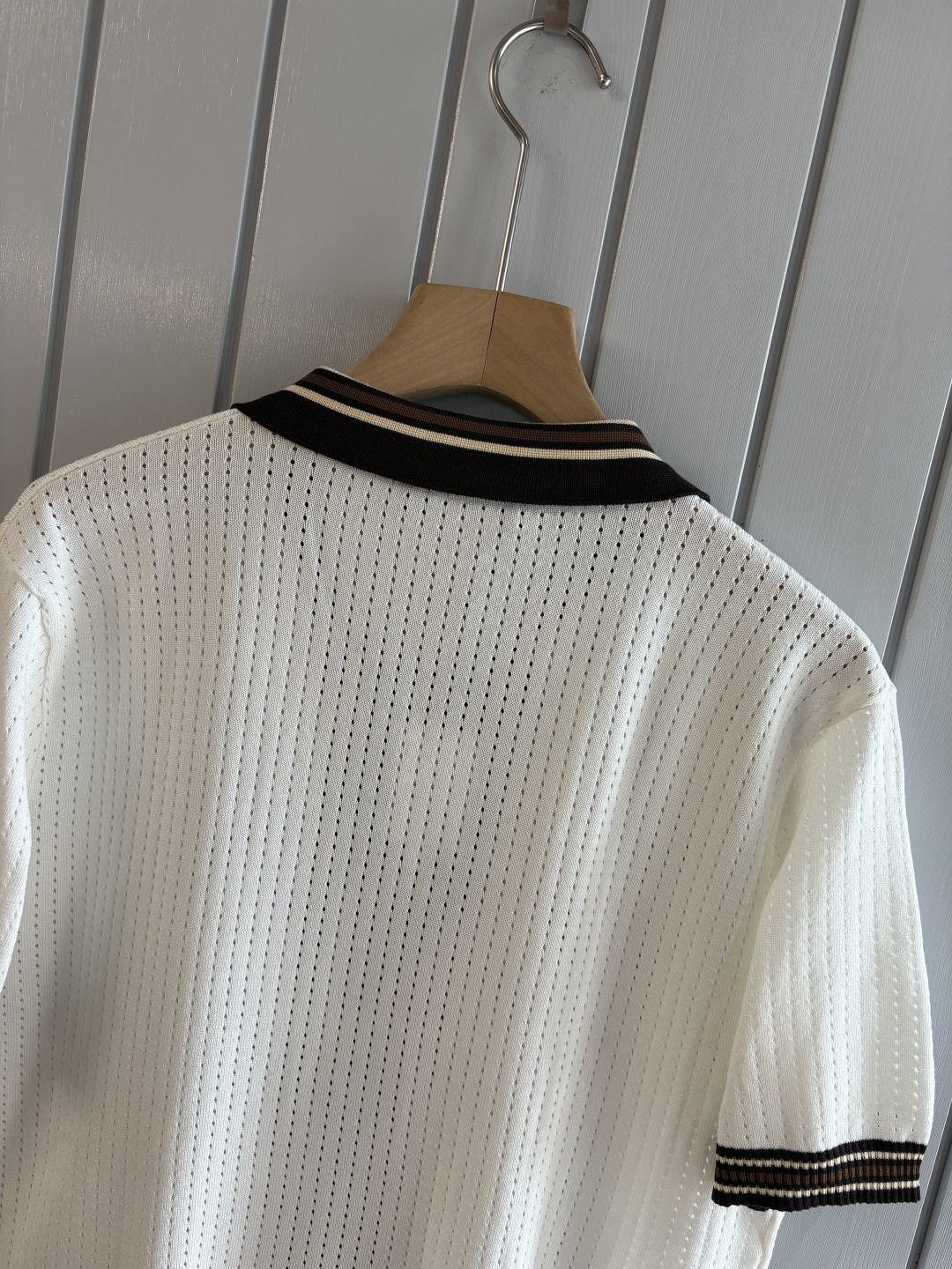 耗时王”菱形提花设计甄选超细优质纱线翻领短袖男士典藏款「耗时王」圆领奢雅工艺，触肤即高阶。• 匠心底蕴：