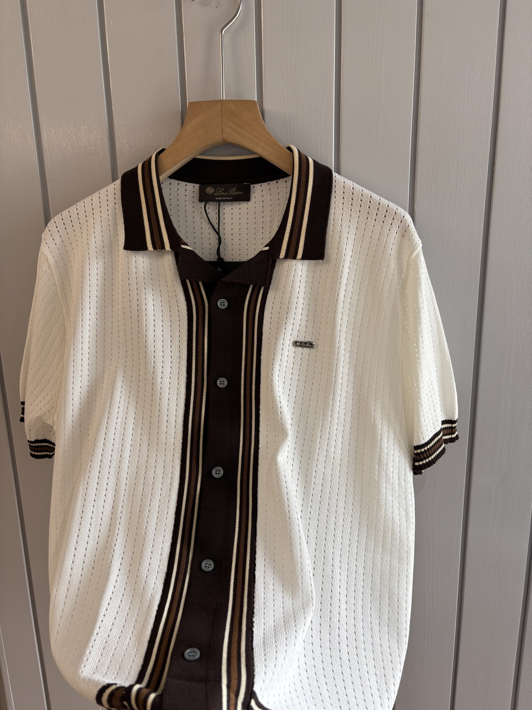 耗时王”菱形提花设计甄选超细优质纱线翻领短袖男士典藏款「耗时王」圆领奢雅工艺，触肤即高阶。• 匠心底蕴：