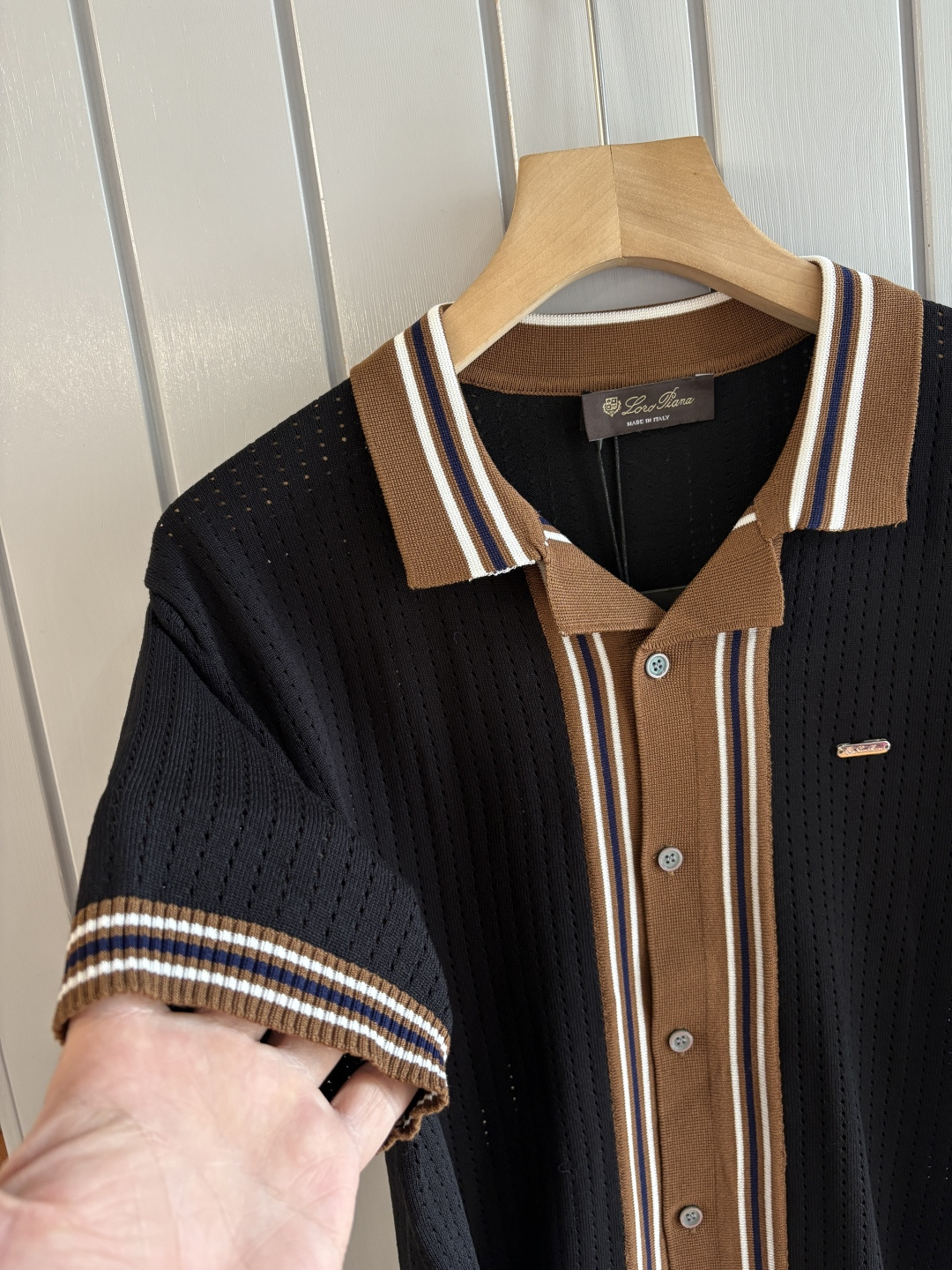 耗时王”菱形提花设计甄选超细优质纱线翻领短袖男士典藏款「耗时王」圆领奢雅工艺，触肤即高阶。• 匠心底蕴：