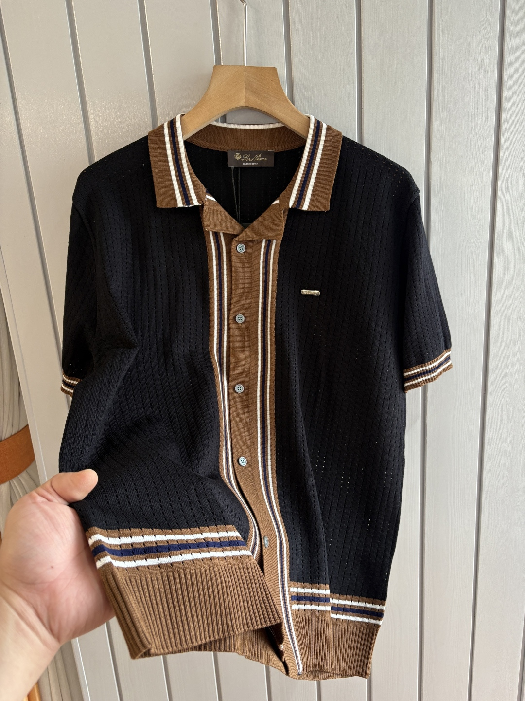 耗时王”菱形提花设计甄选超细优质纱线翻领短袖男士典藏款「耗时王」圆领奢雅工艺，触肤即高阶。• 匠心底蕴：