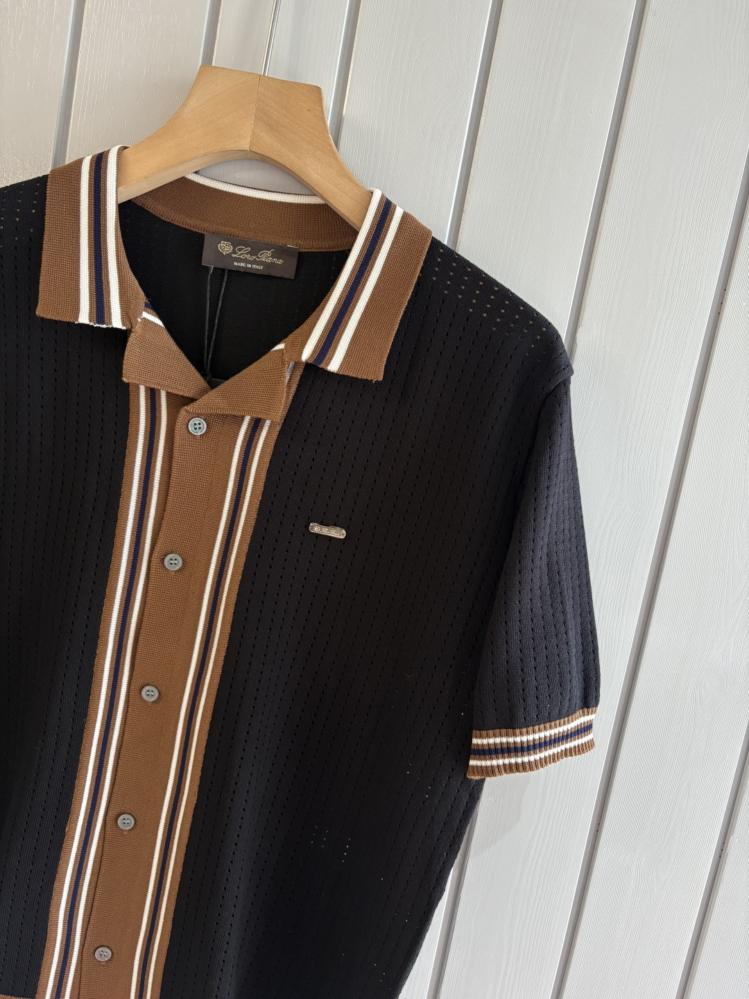 耗时王”菱形提花设计甄选超细优质纱线翻领短袖男士典藏款「耗时王」圆领奢雅工艺，触肤即高阶。• 匠心底蕴：