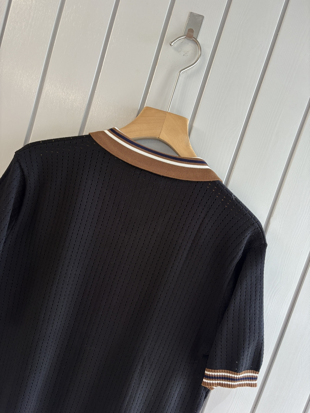 耗时王”菱形提花设计甄选超细优质纱线翻领短袖男士典藏款「耗时王」圆领奢雅工艺，触肤即高阶。• 匠心底蕴：