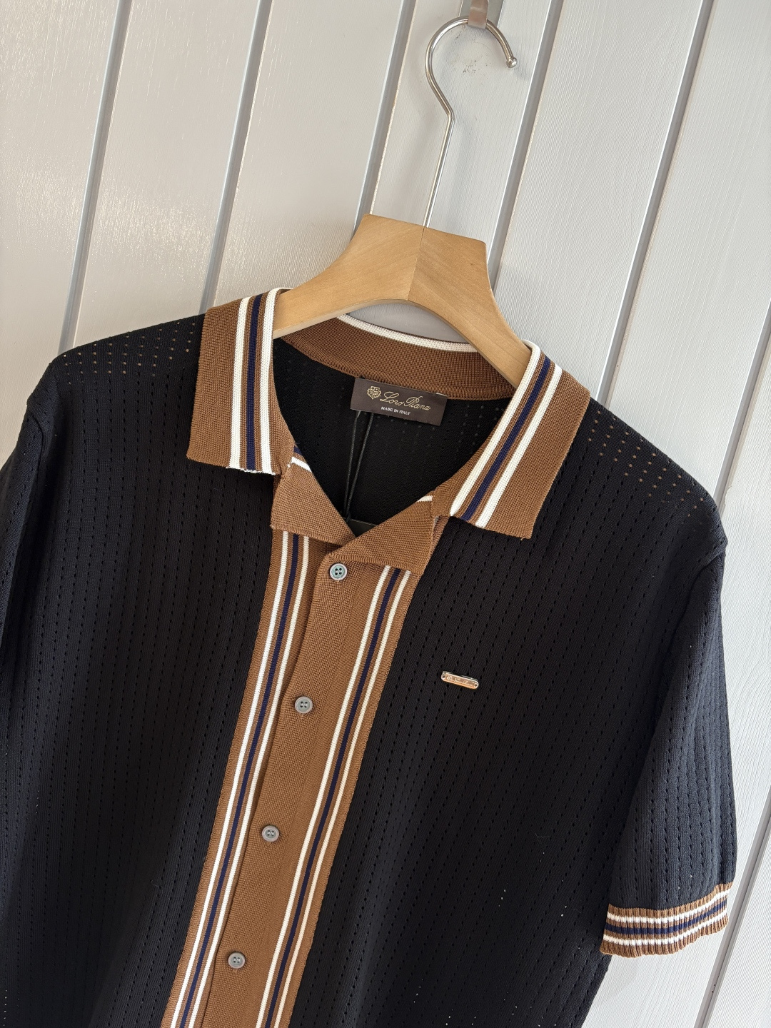 耗时王”菱形提花设计甄选超细优质纱线翻领短袖男士典藏款「耗时王」圆领奢雅工艺，触肤即高阶。• 匠心底蕴：