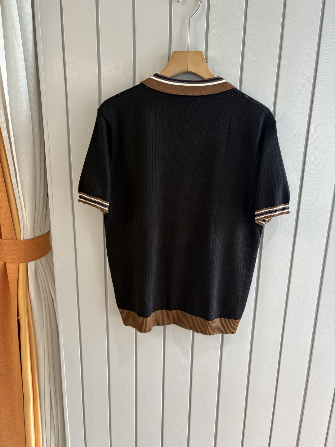 耗时王”菱形提花设计甄选超细优质纱线翻领短袖男士典藏款「耗时王」圆领奢雅工艺，触肤即高阶。• 匠心底蕴：