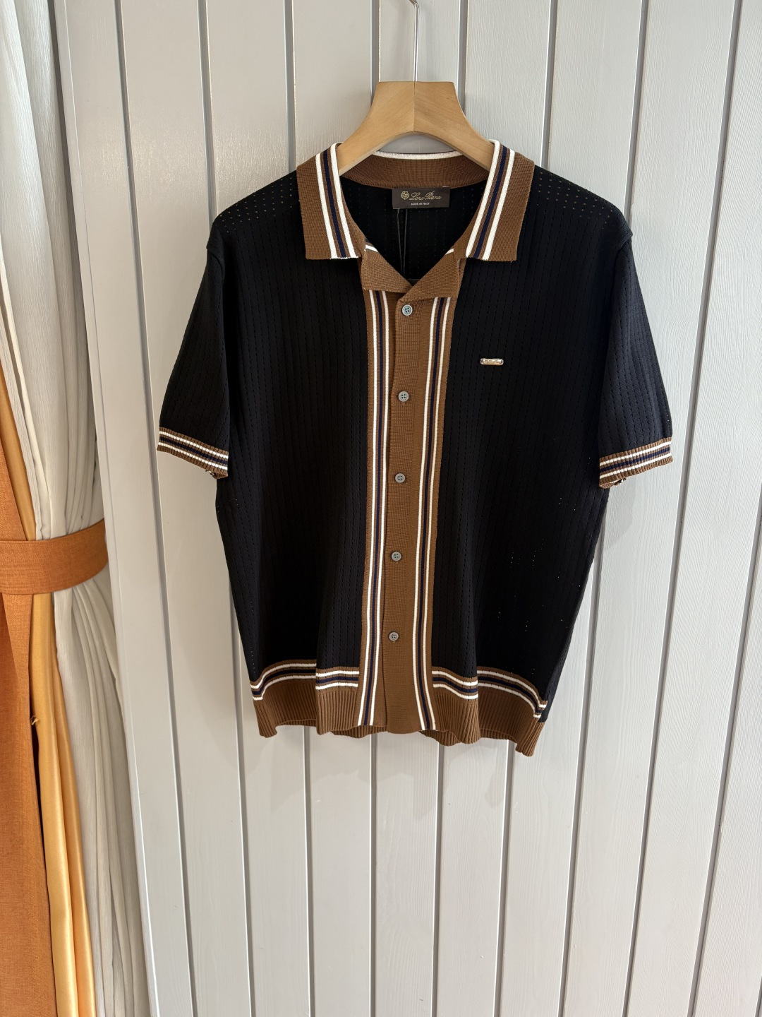 耗时王”菱形提花设计甄选超细优质纱线翻领短袖男士典藏款「耗时王」圆领奢雅工艺，触肤即高阶。• 匠心底蕴：