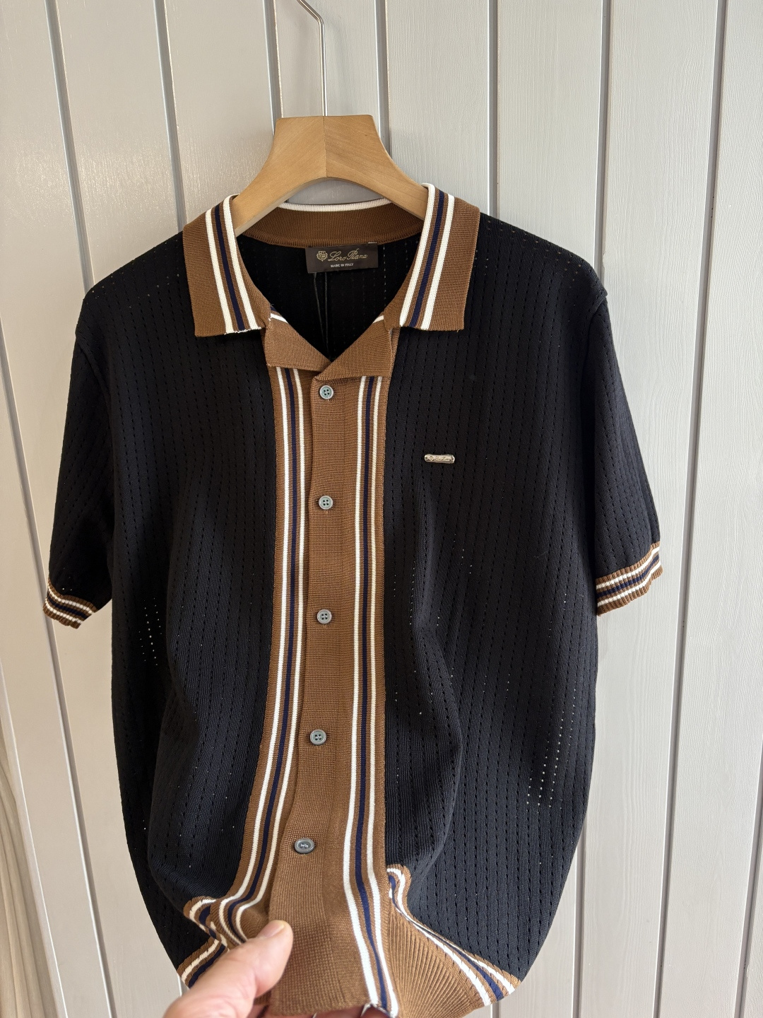 耗时王”菱形提花设计甄选超细优质纱线翻领短袖男士典藏款「耗时王」圆领奢雅工艺，触肤即高阶。• 匠心底蕴：