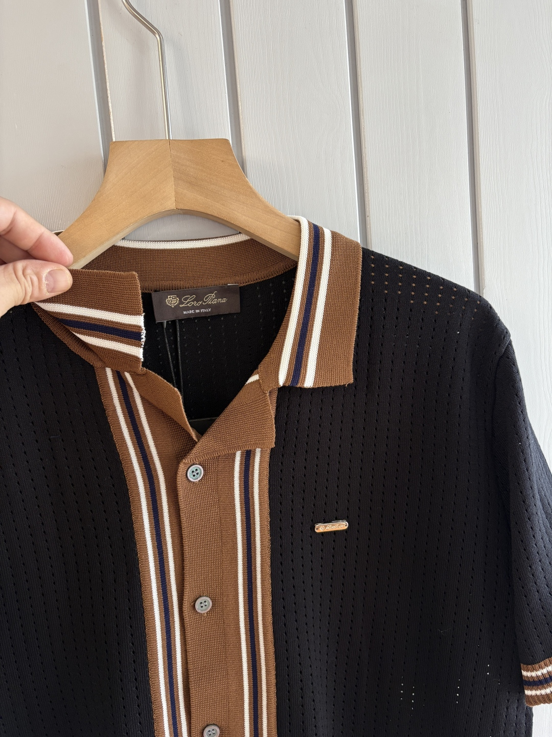 耗时王”菱形提花设计甄选超细优质纱线翻领短袖男士典藏款「耗时王」圆领奢雅工艺，触肤即高阶。• 匠心底蕴：