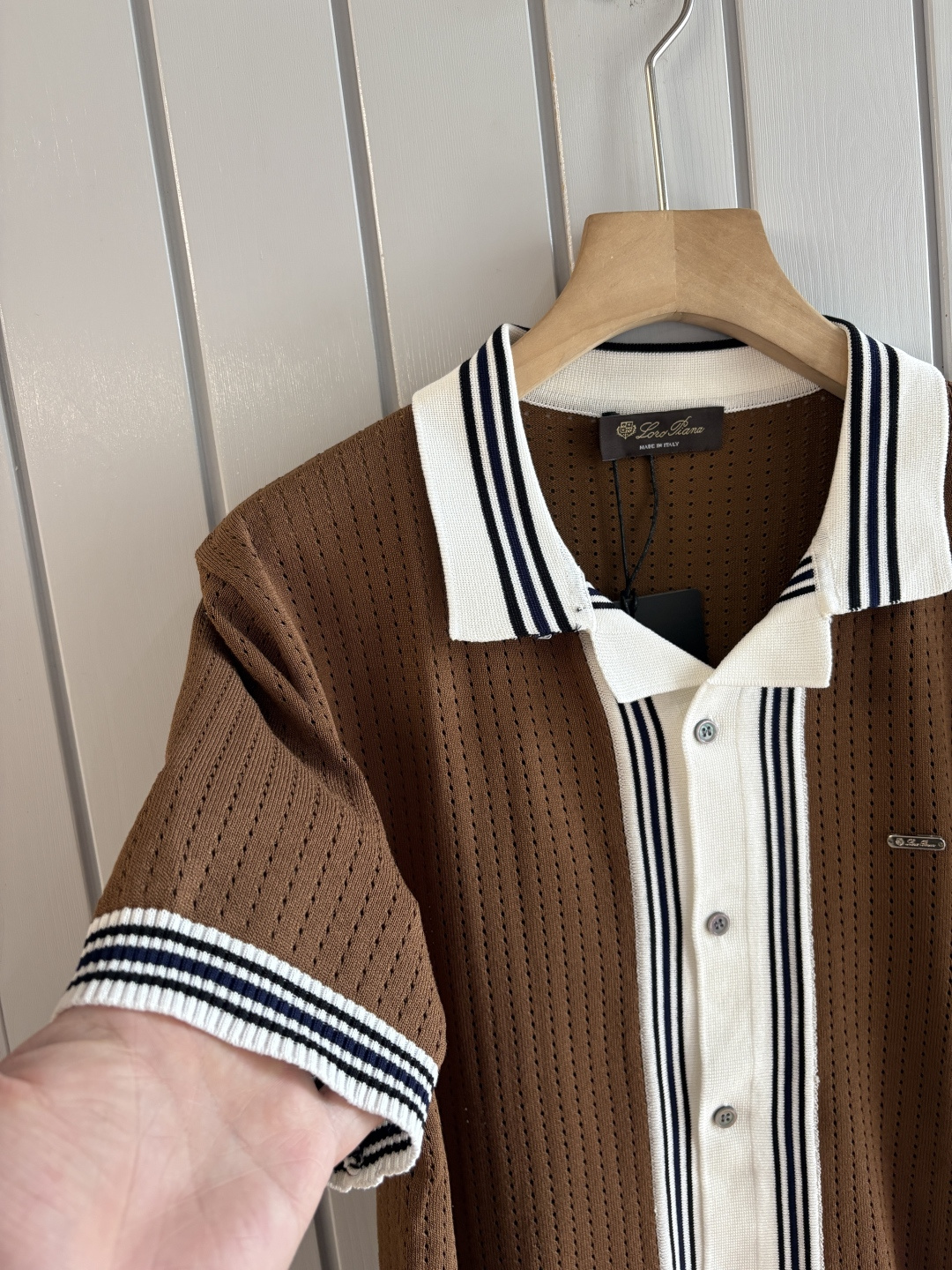 耗时王”菱形提花设计甄选超细优质纱线翻领短袖男士典藏款「耗时王」圆领奢雅工艺，触肤即高阶。• 匠心底蕴：