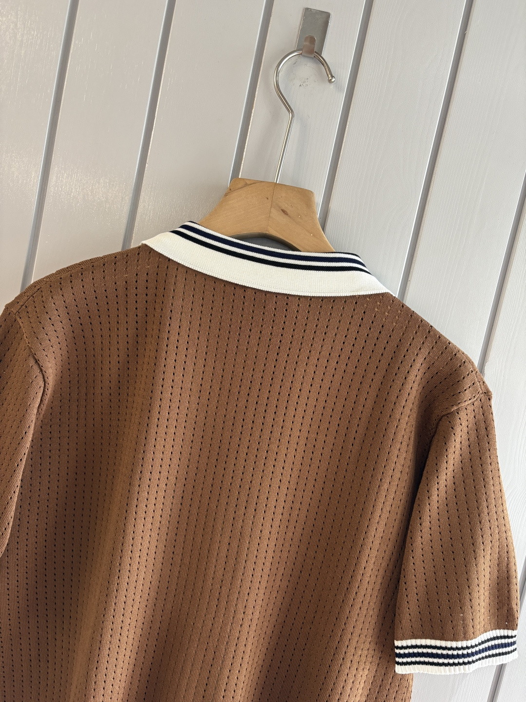 耗时王”菱形提花设计甄选超细优质纱线翻领短袖男士典藏款「耗时王」圆领奢雅工艺，触肤即高阶。• 匠心底蕴：