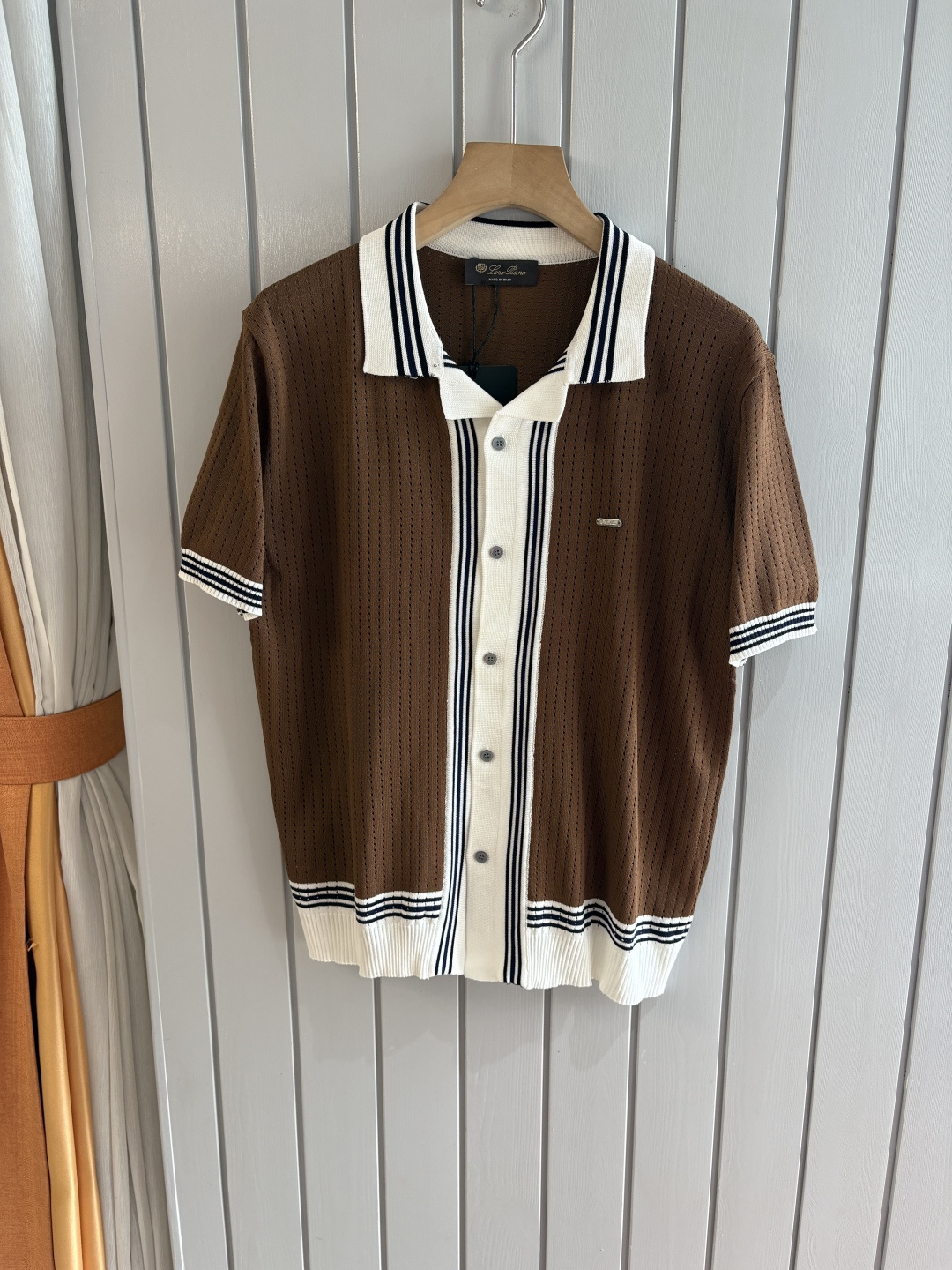 耗时王”菱形提花设计甄选超细优质纱线翻领短袖男士典藏款「耗时王」圆领奢雅工艺，触肤即高阶。• 匠心底蕴：