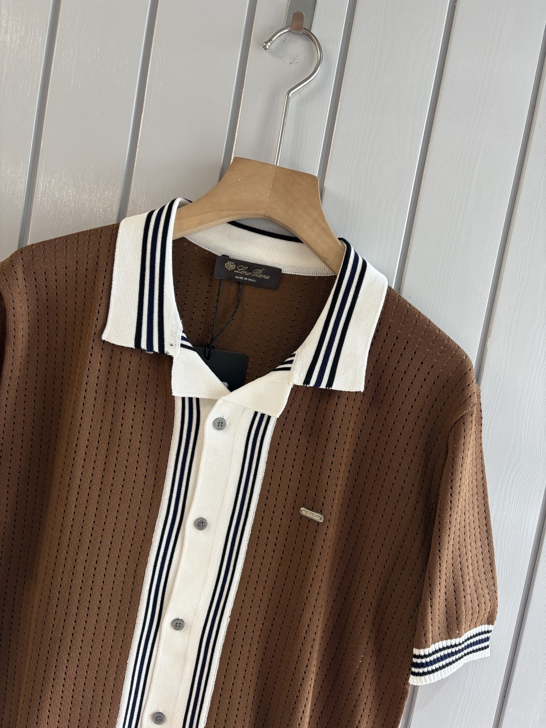 耗时王”菱形提花设计甄选超细优质纱线翻领短袖男士典藏款「耗时王」圆领奢雅工艺，触肤即高阶。• 匠心底蕴：